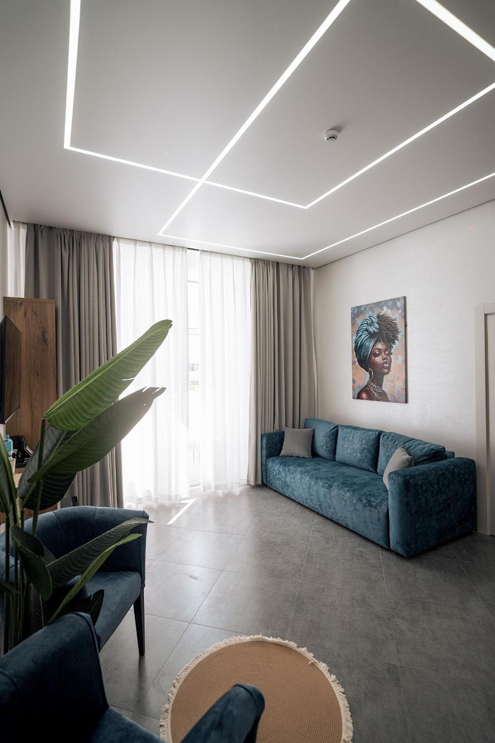 Queen Suite with Pool View photo 2