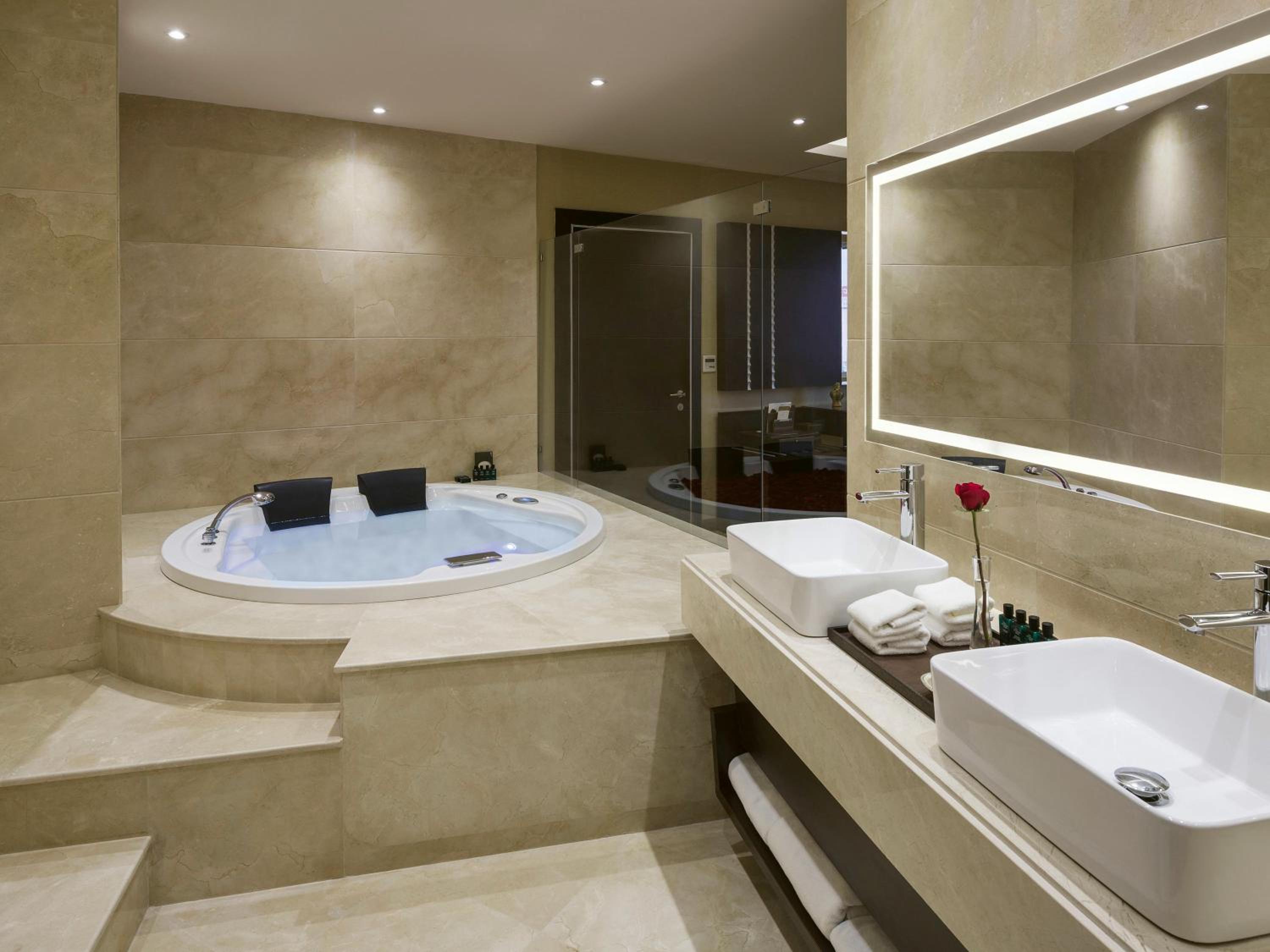 Honeymoon Suite - Photo 2