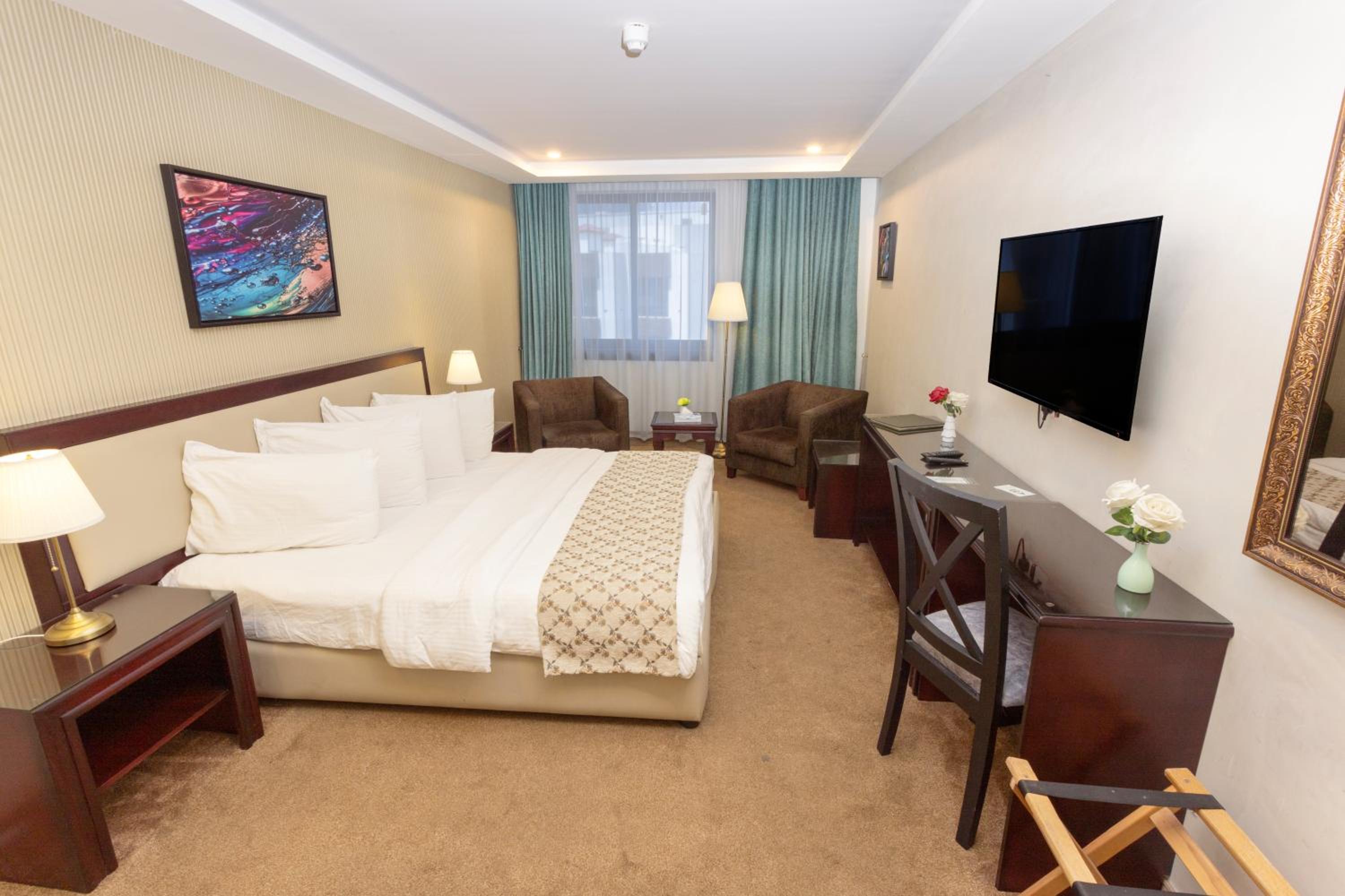 Deluxe Double Room (2 Adults + 1 Child)
