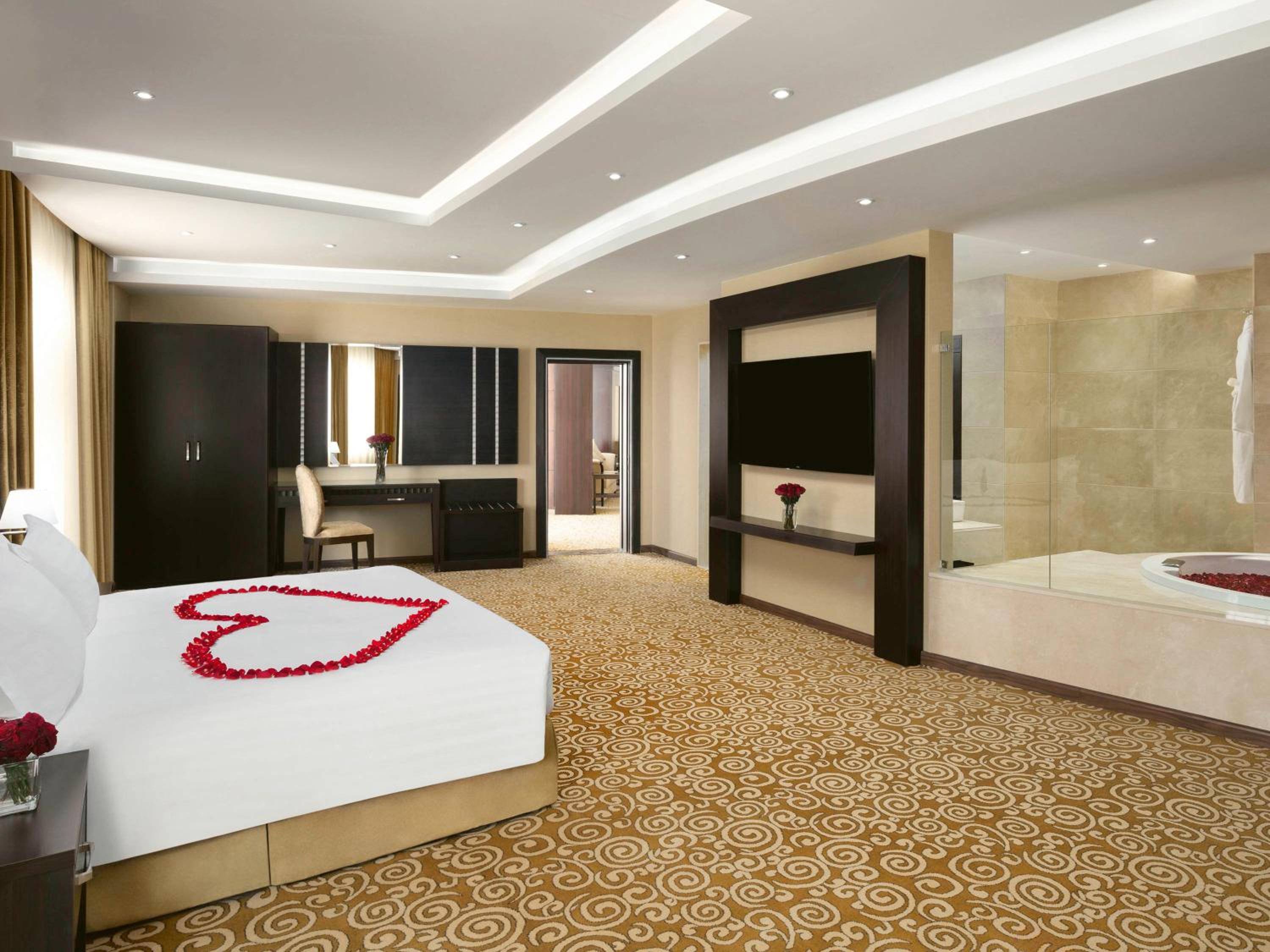 Honeymoon Suite - Photo 3