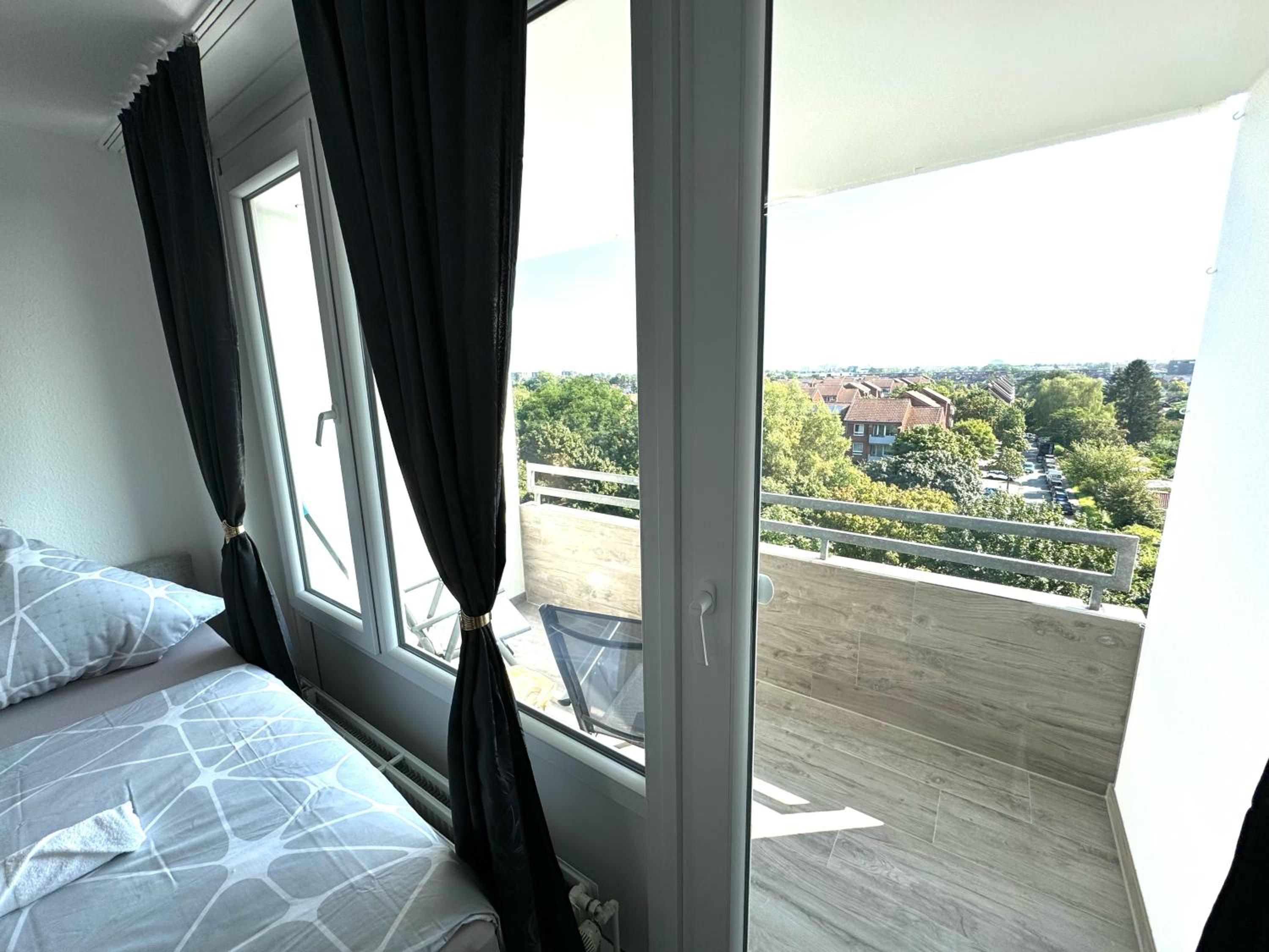 Three-Bedroom Apartment with View - Photo 8
