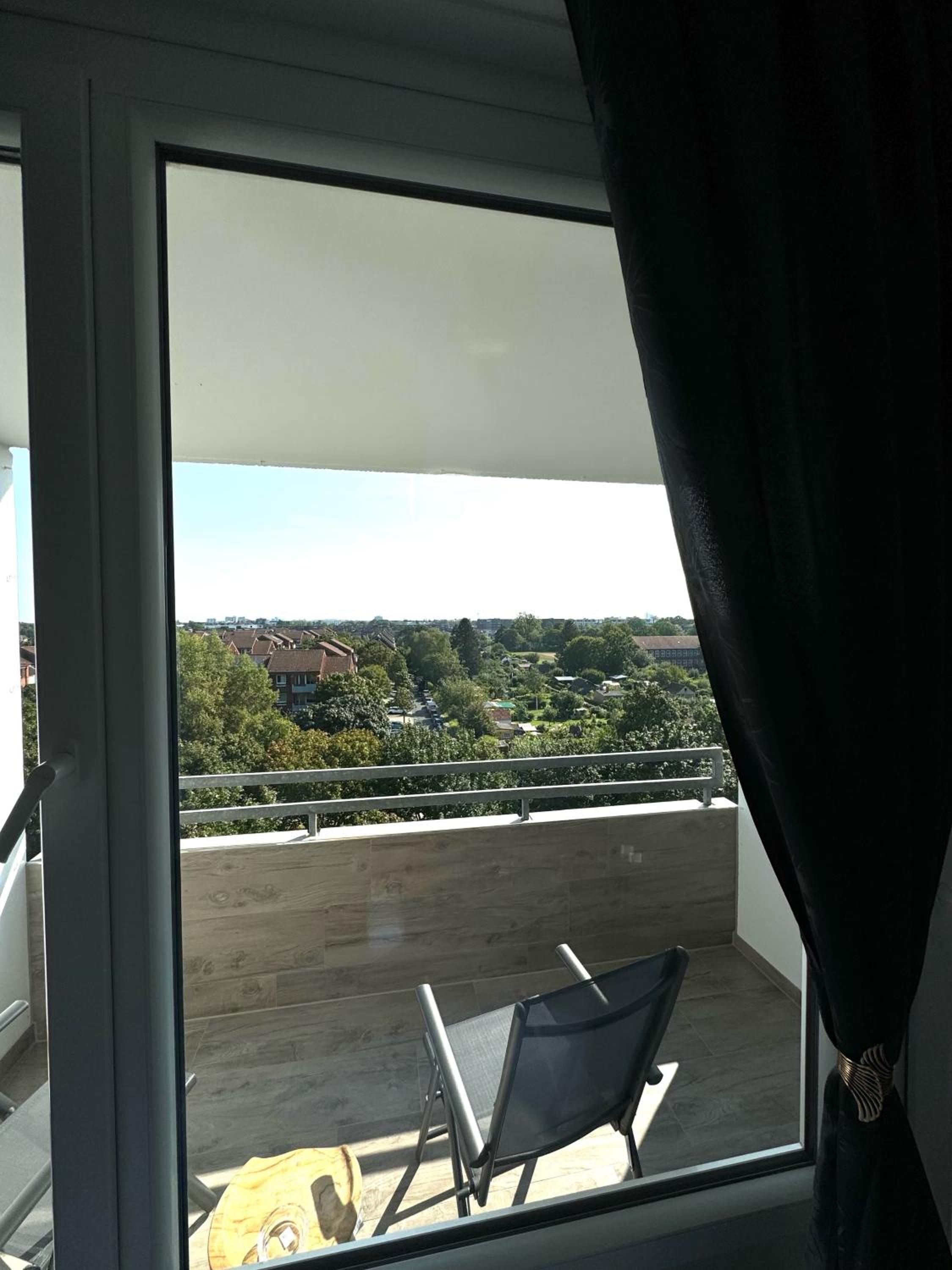 Three-Bedroom Apartment with View - Photo 11