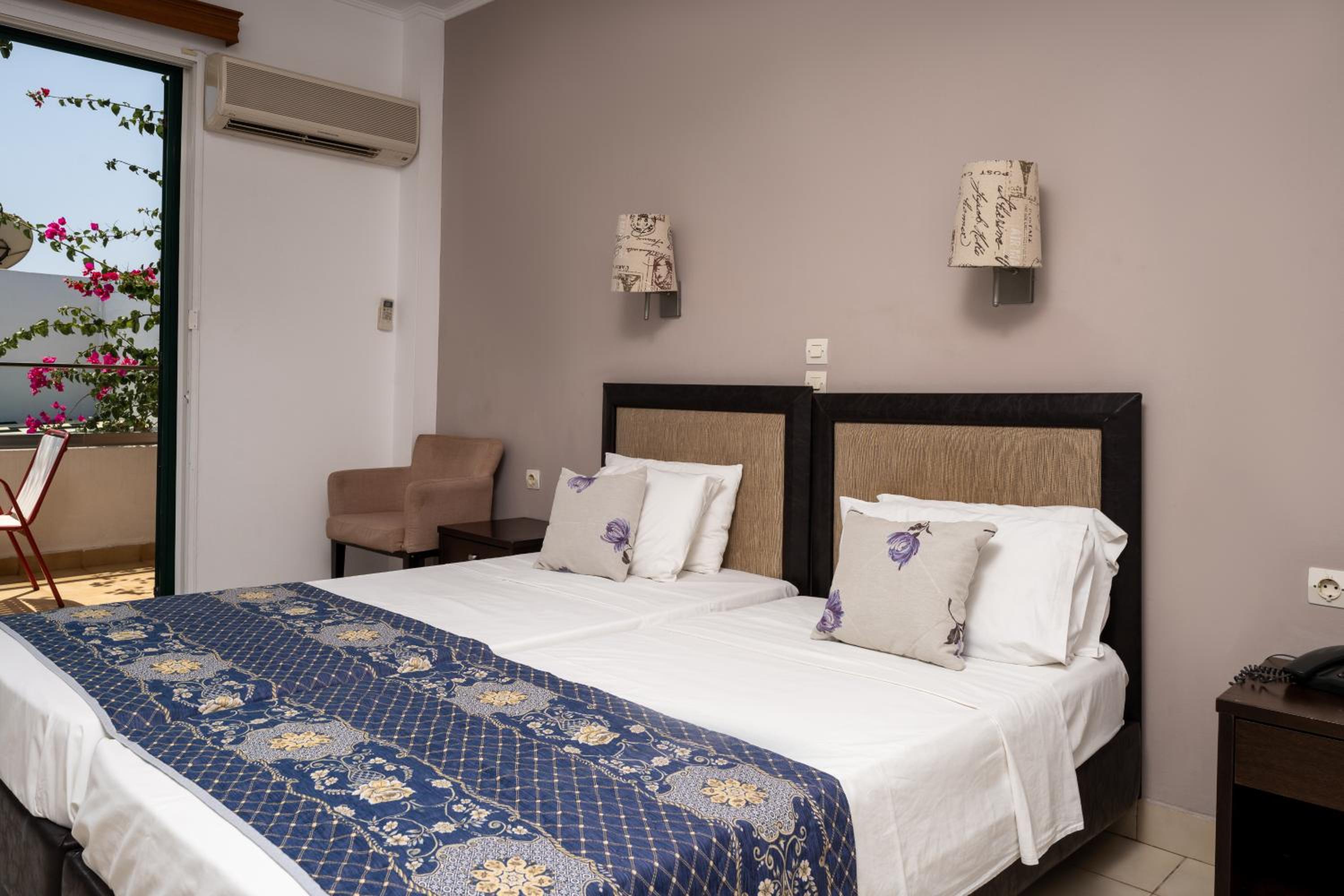 Twin Room with Pool View - Photo 2