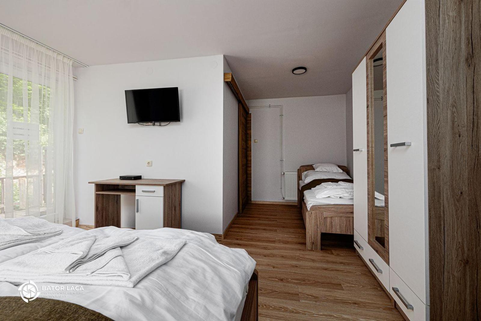 Triple Room with Private Bathroom photo 3
