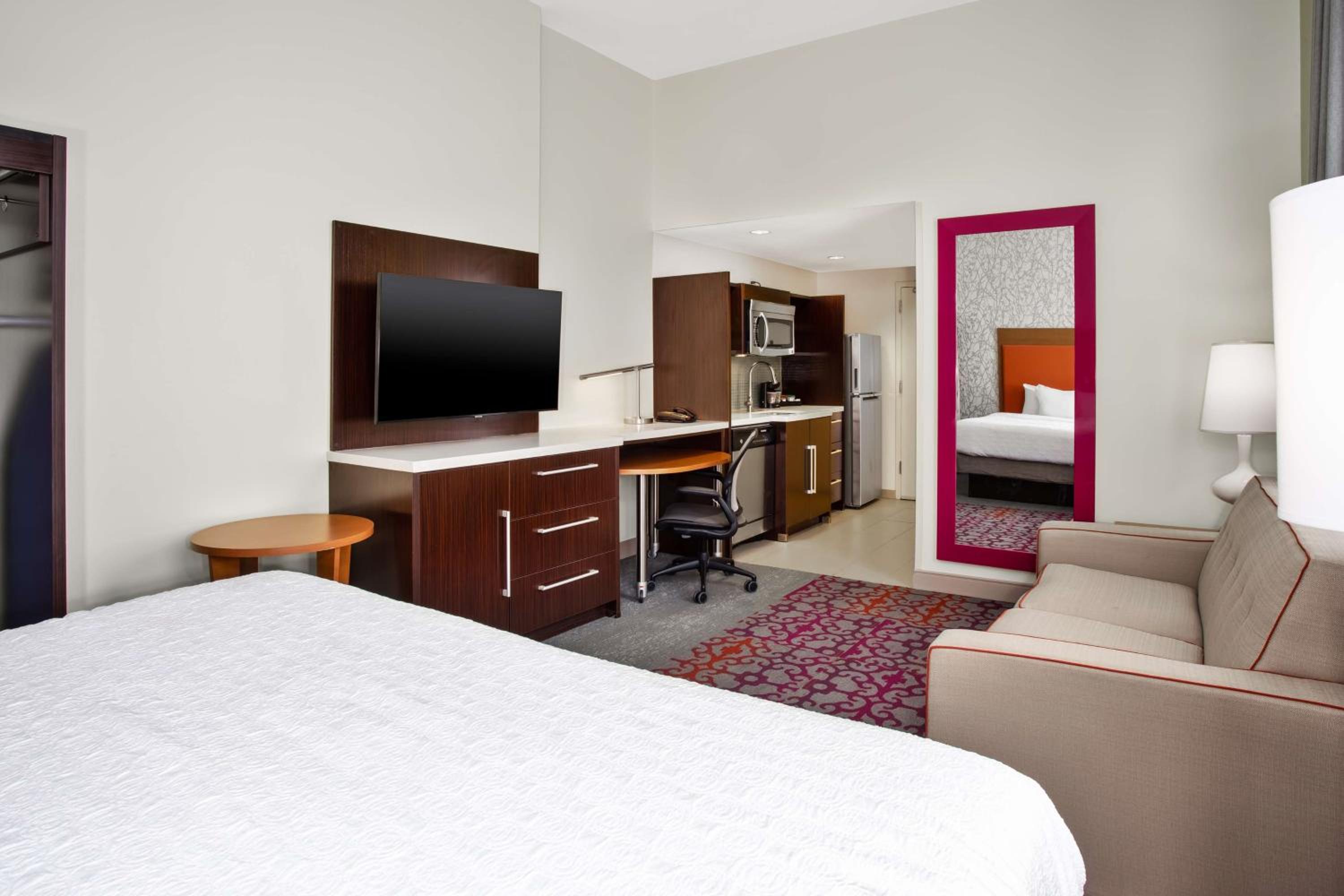 King Studio Suite with Partial City View - Photo 3