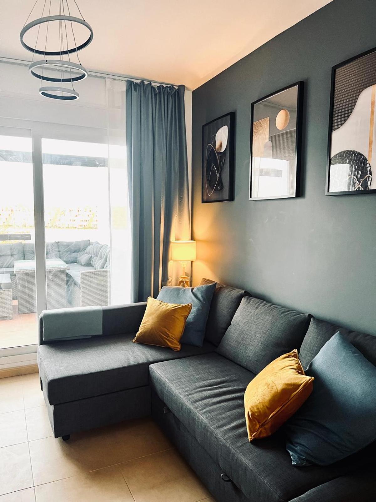 Apartamento de lujo de dos habitaciones con balcón