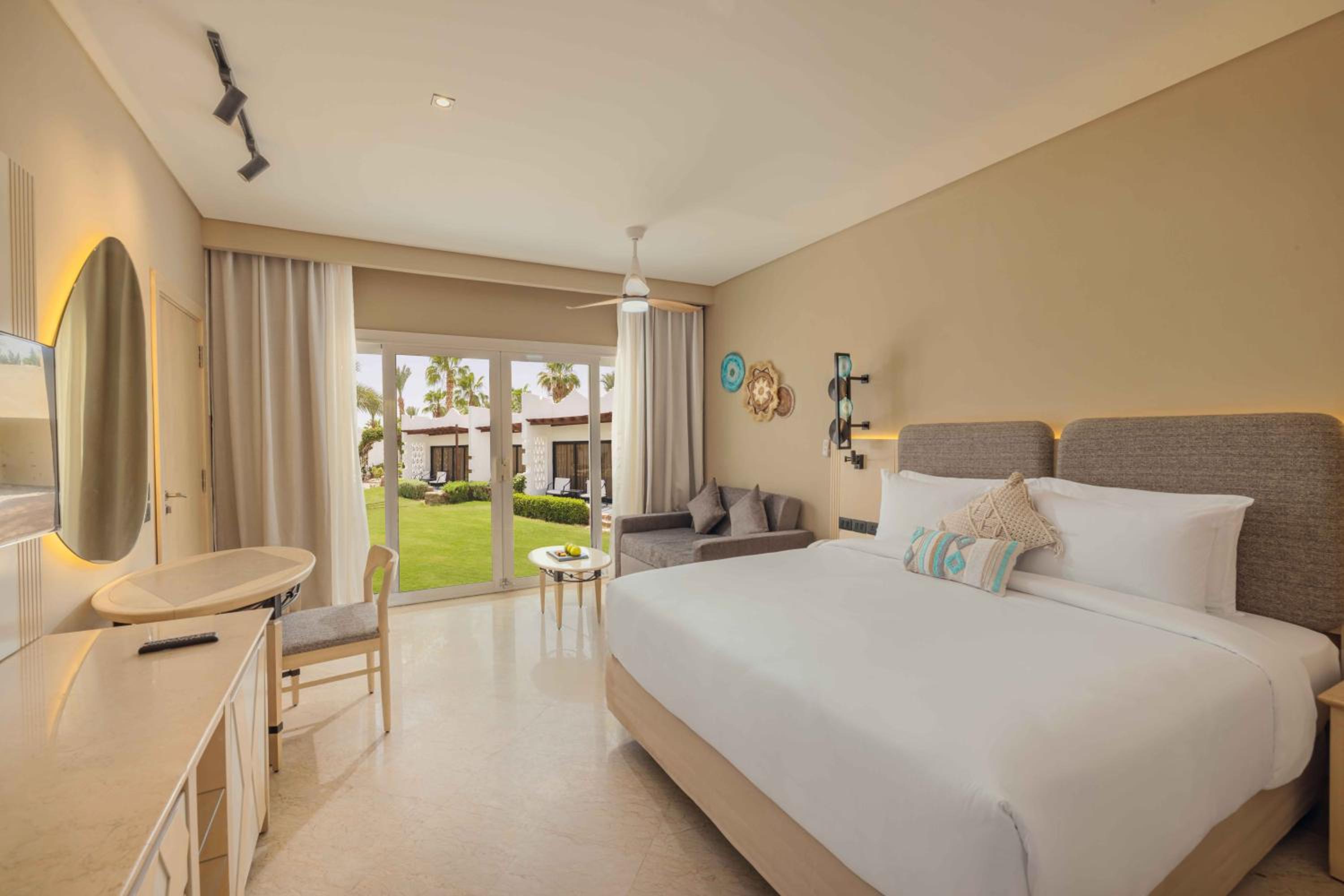 Deluxe, Queen or Twin Bed, Garden View