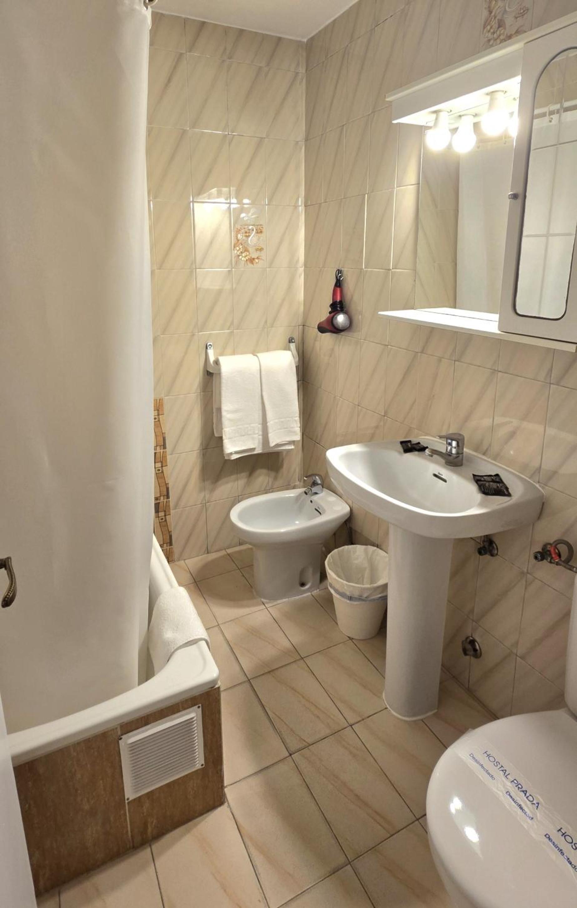 Twin Room - Photo 4