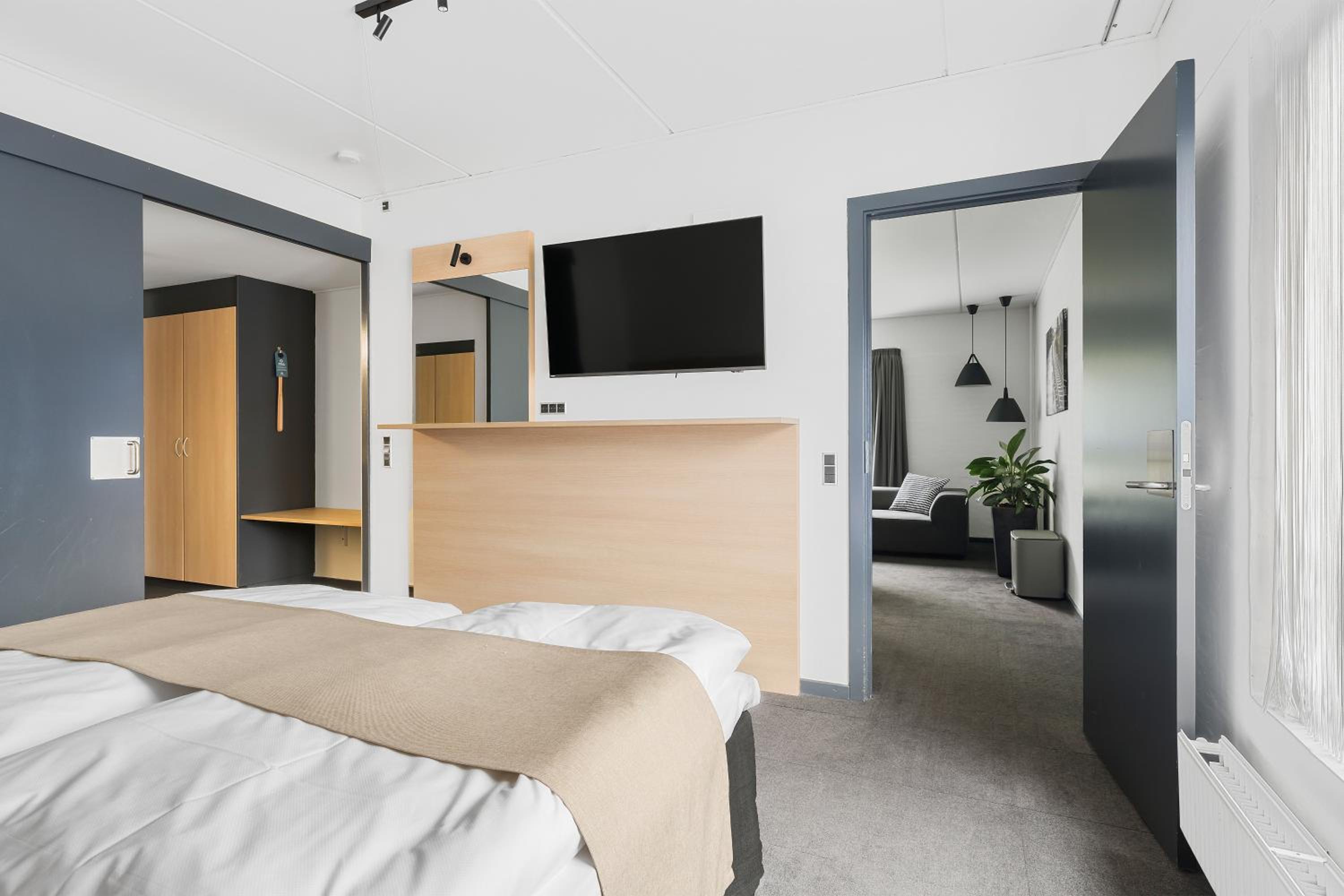 Junior Queen Suite - Photo 11