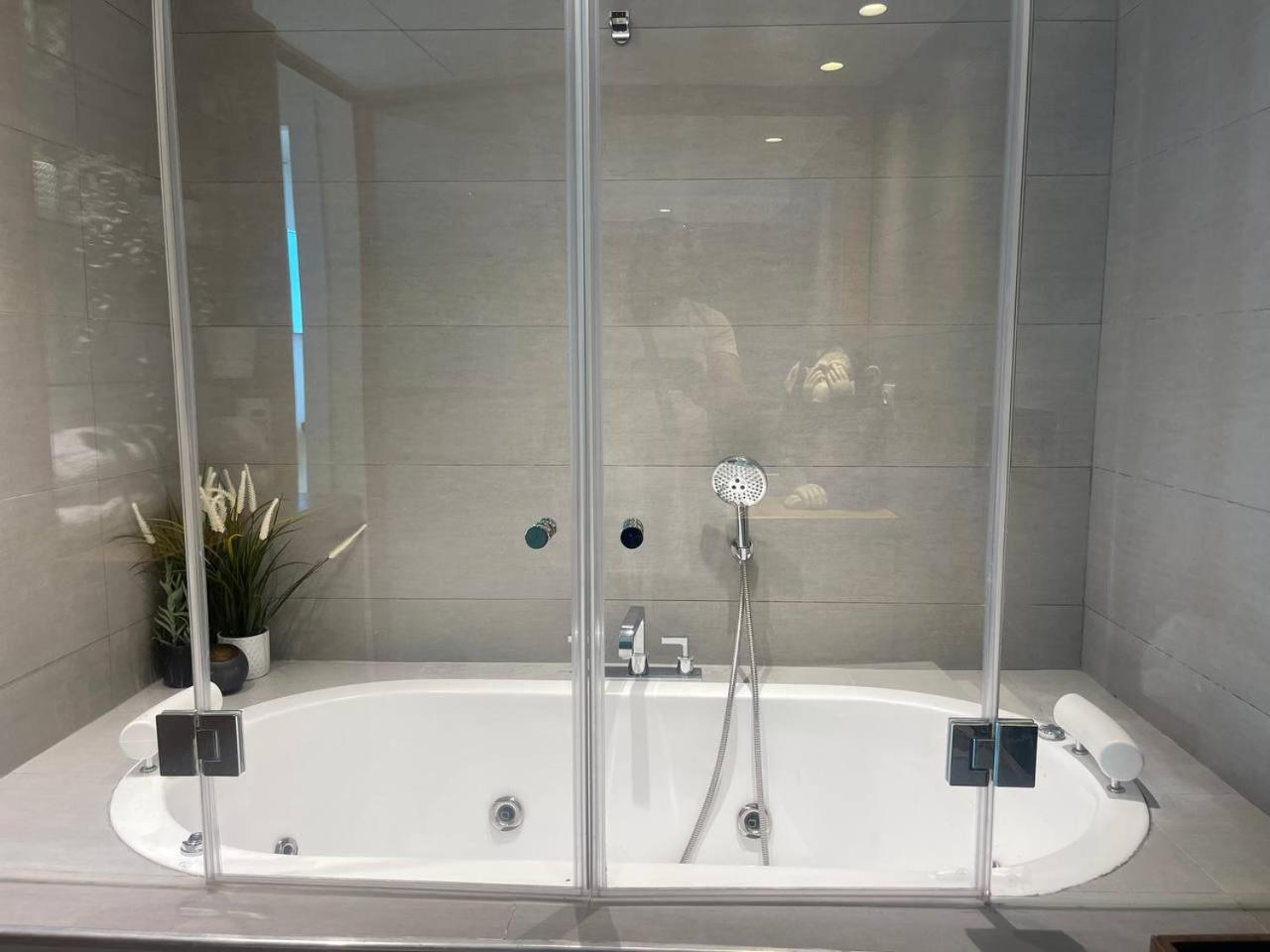 Deluxe Suite with Spa Bath photo 3