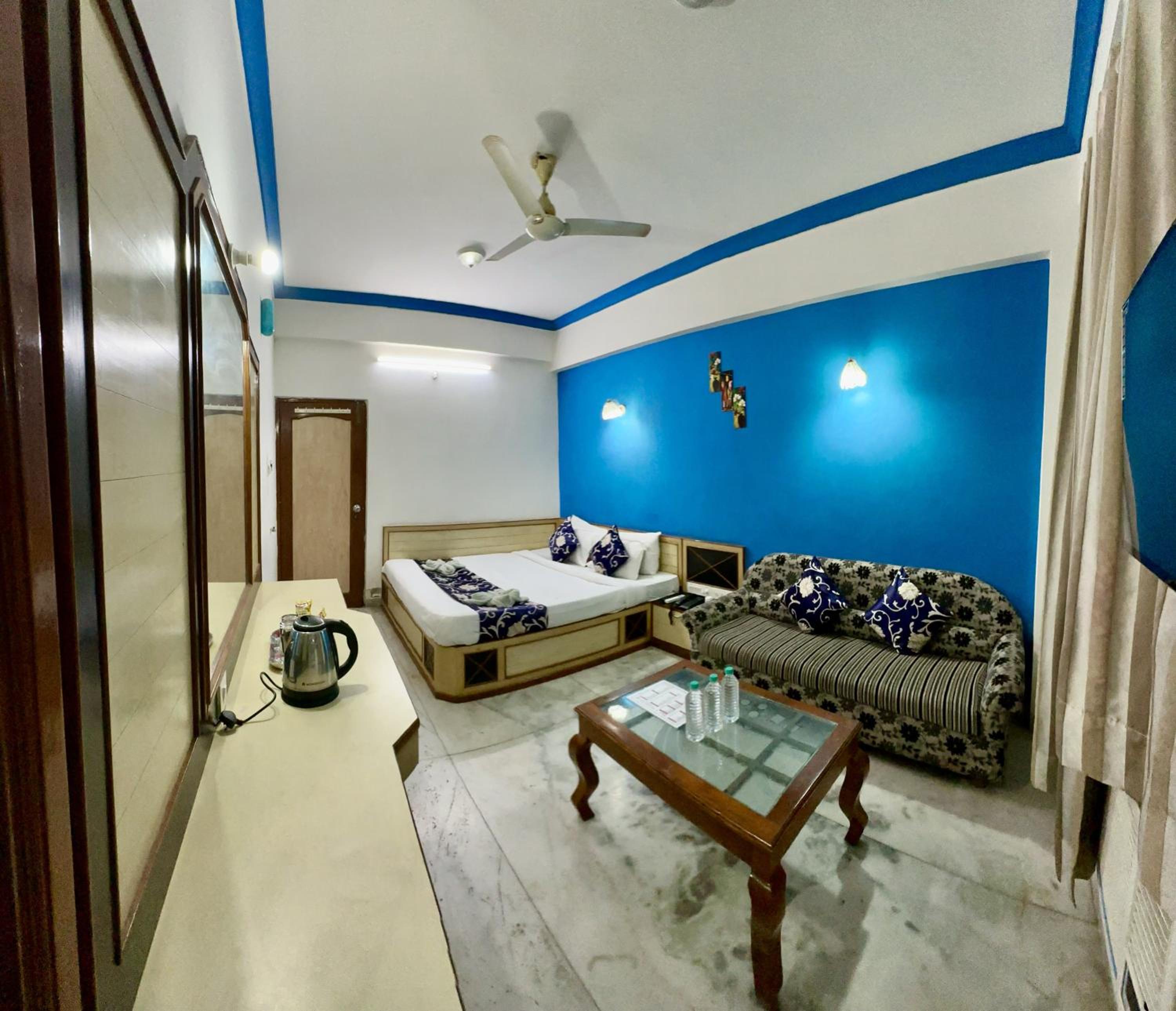 Deluxe Double Room Newly Renovated- Free pick and drop to Shirdi Railway Station - Photo 1