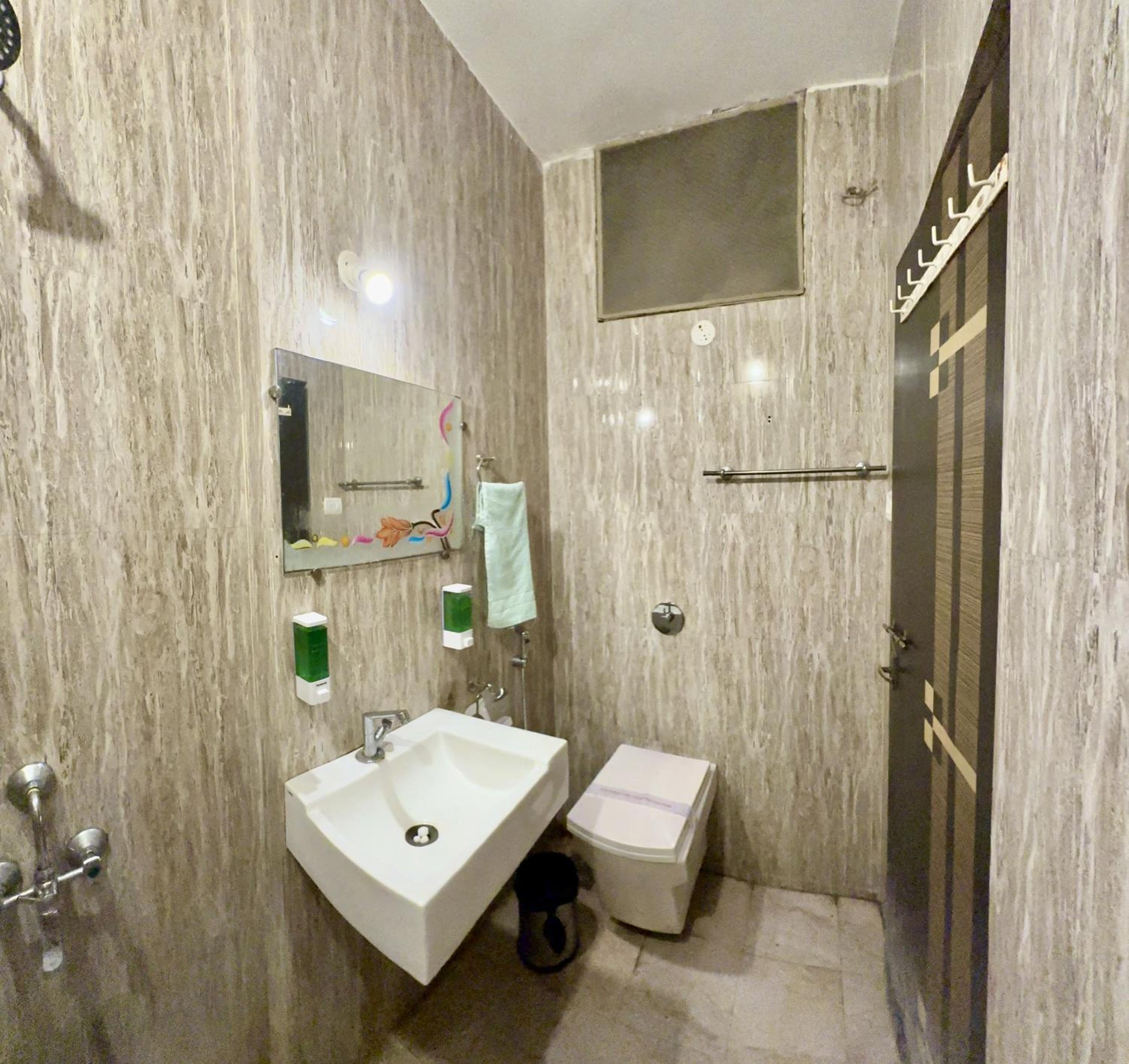 Deluxe Double Room Newly Renovated- Free pick and drop to Shirdi Railway Station - Photo 11