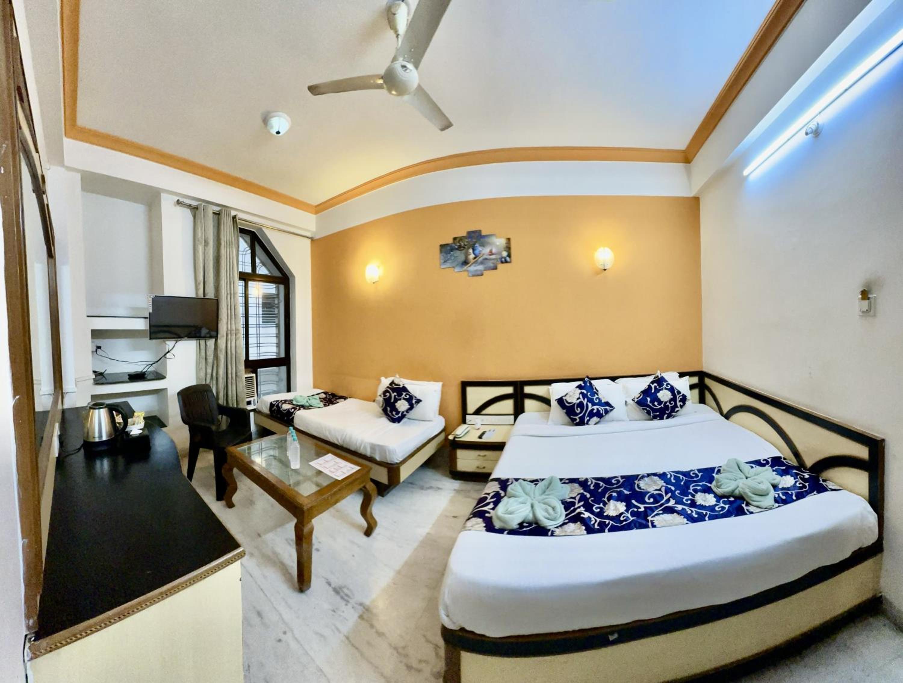 Deluxe Triple Room Newly Renovated- - Free pick and drop to Shirdi Railway Station - Photo 5