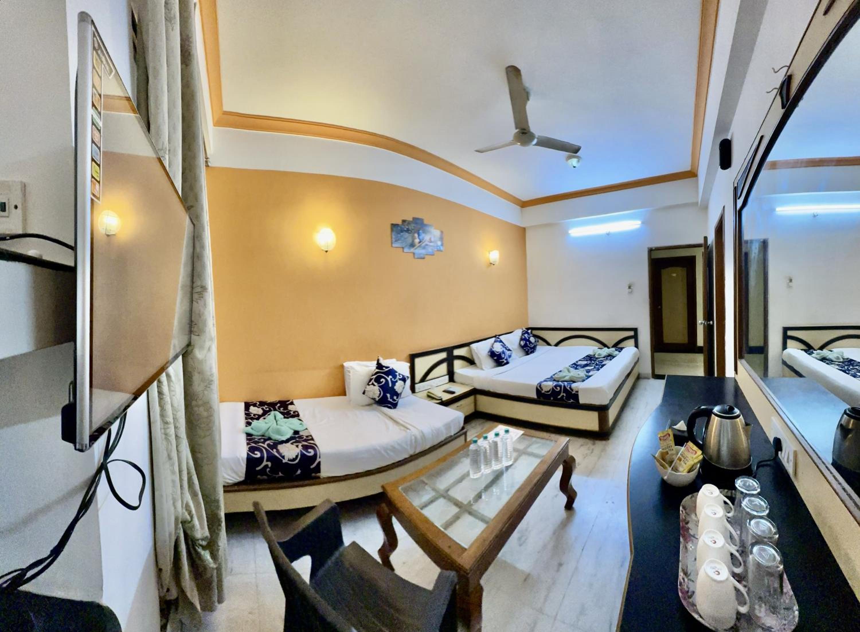Deluxe Triple Room Newly Renovated- - Free pick and drop to Shirdi Railway Station - Photo 1