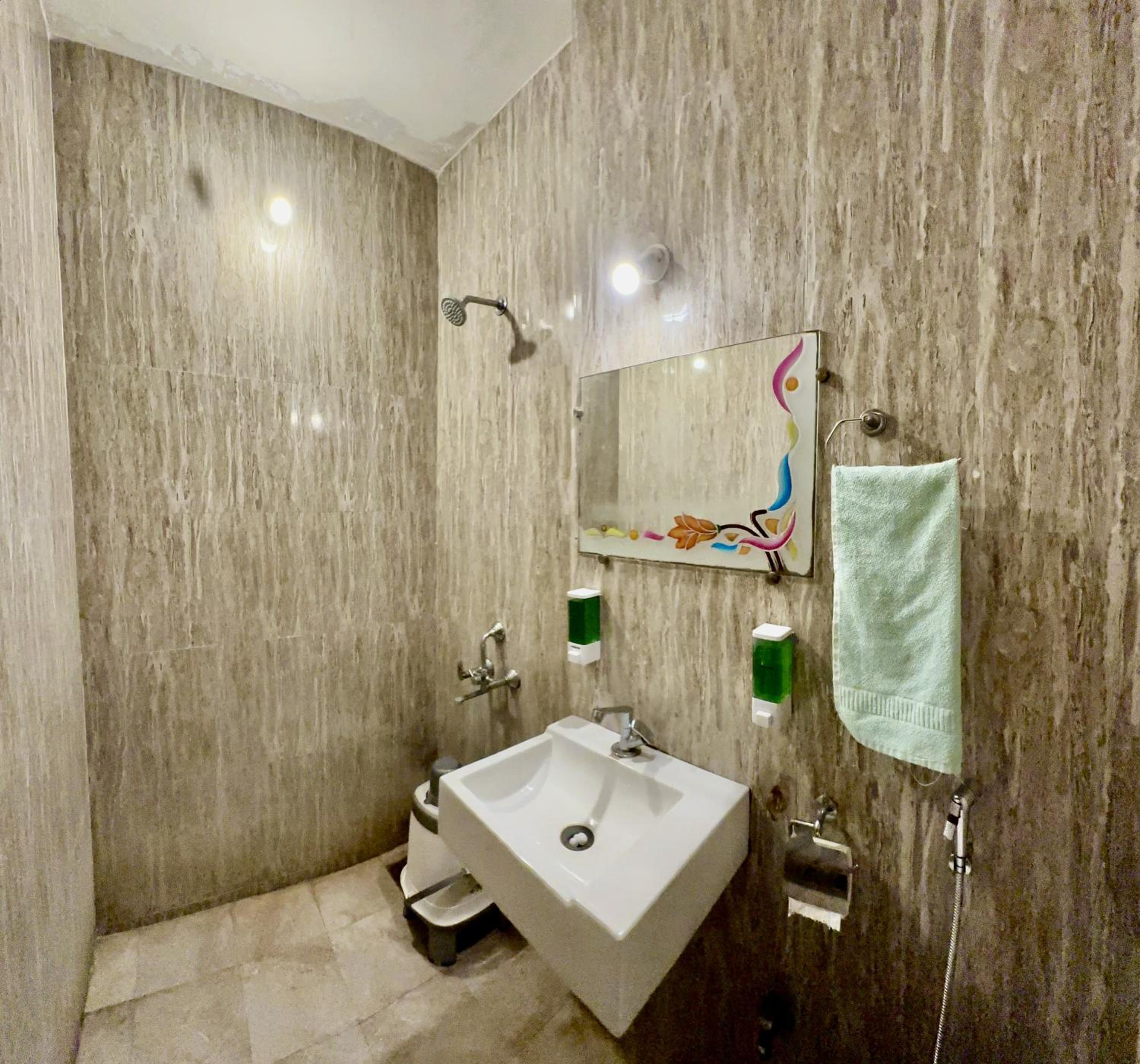 Deluxe Double Room Newly Renovated- Free pick and drop to Shirdi Railway Station - Photo 9