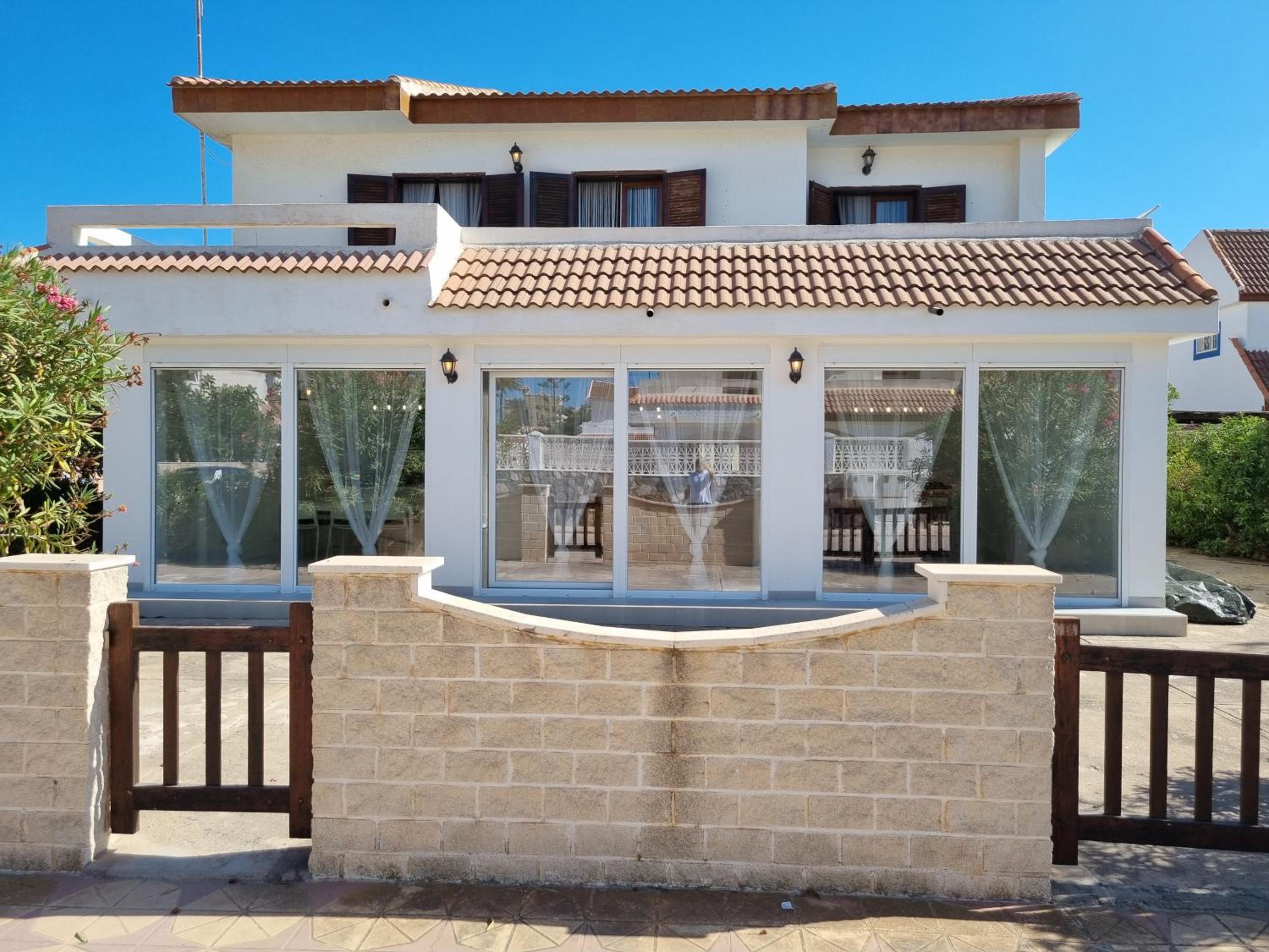 Three-Bedroom Villa photo 2