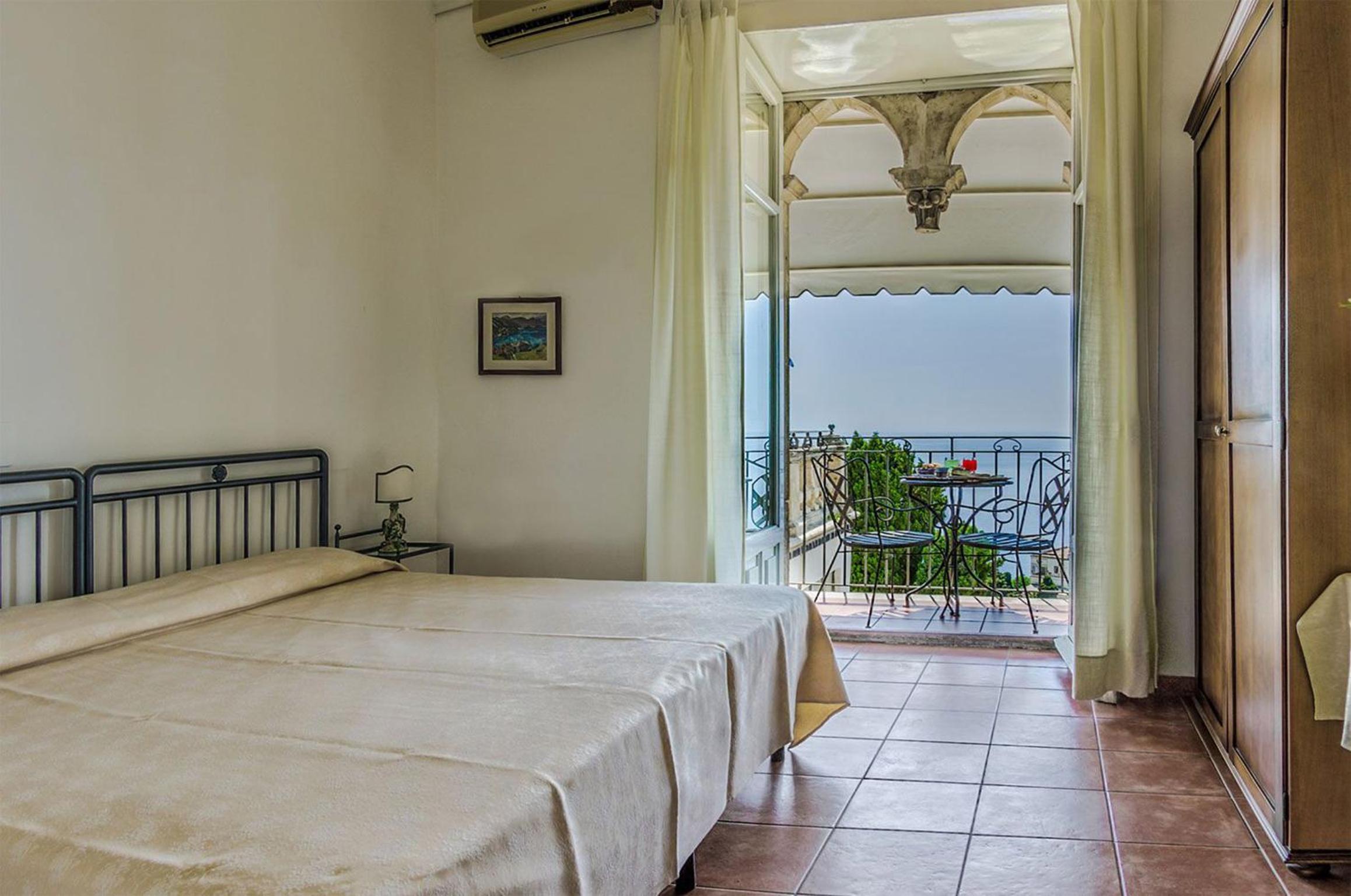 Double Room with Terrace and Sea View - Photo 9