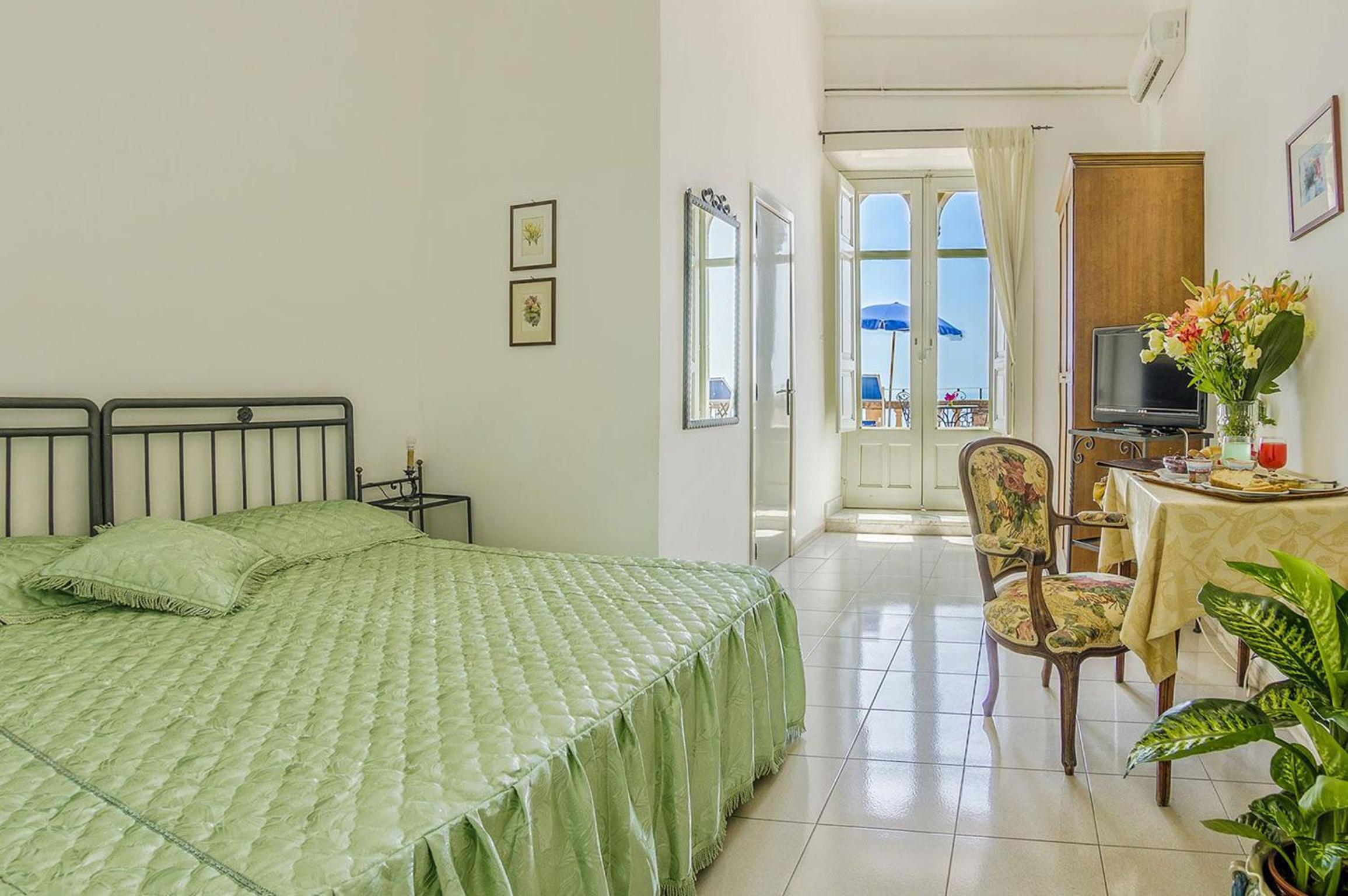 Double Room with Terrace and Sea View - Photo 4