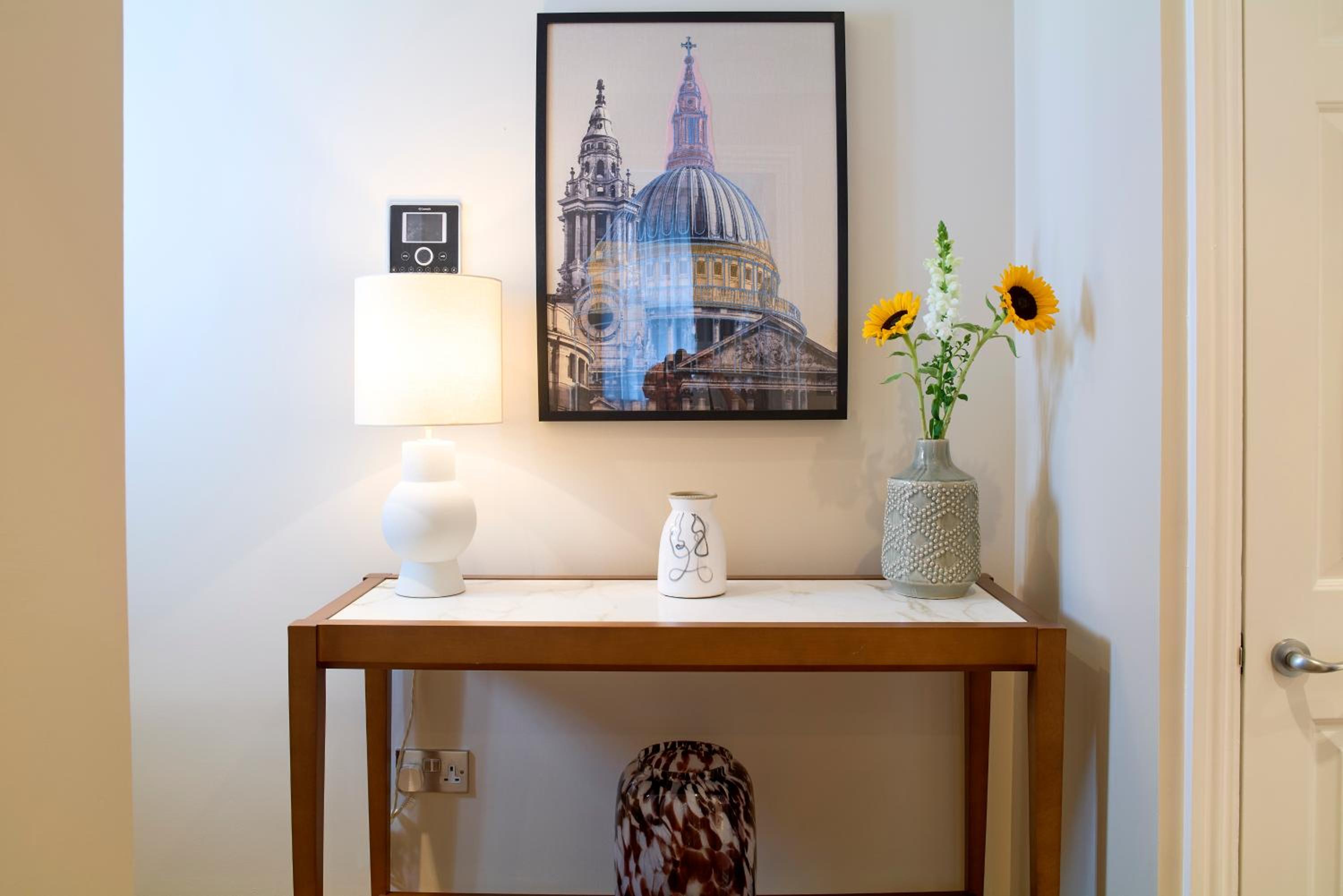 Luxury One Bedroom Apartment photo 3