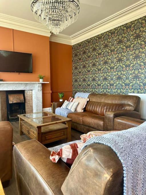 Eight-Bedroom House photo 1