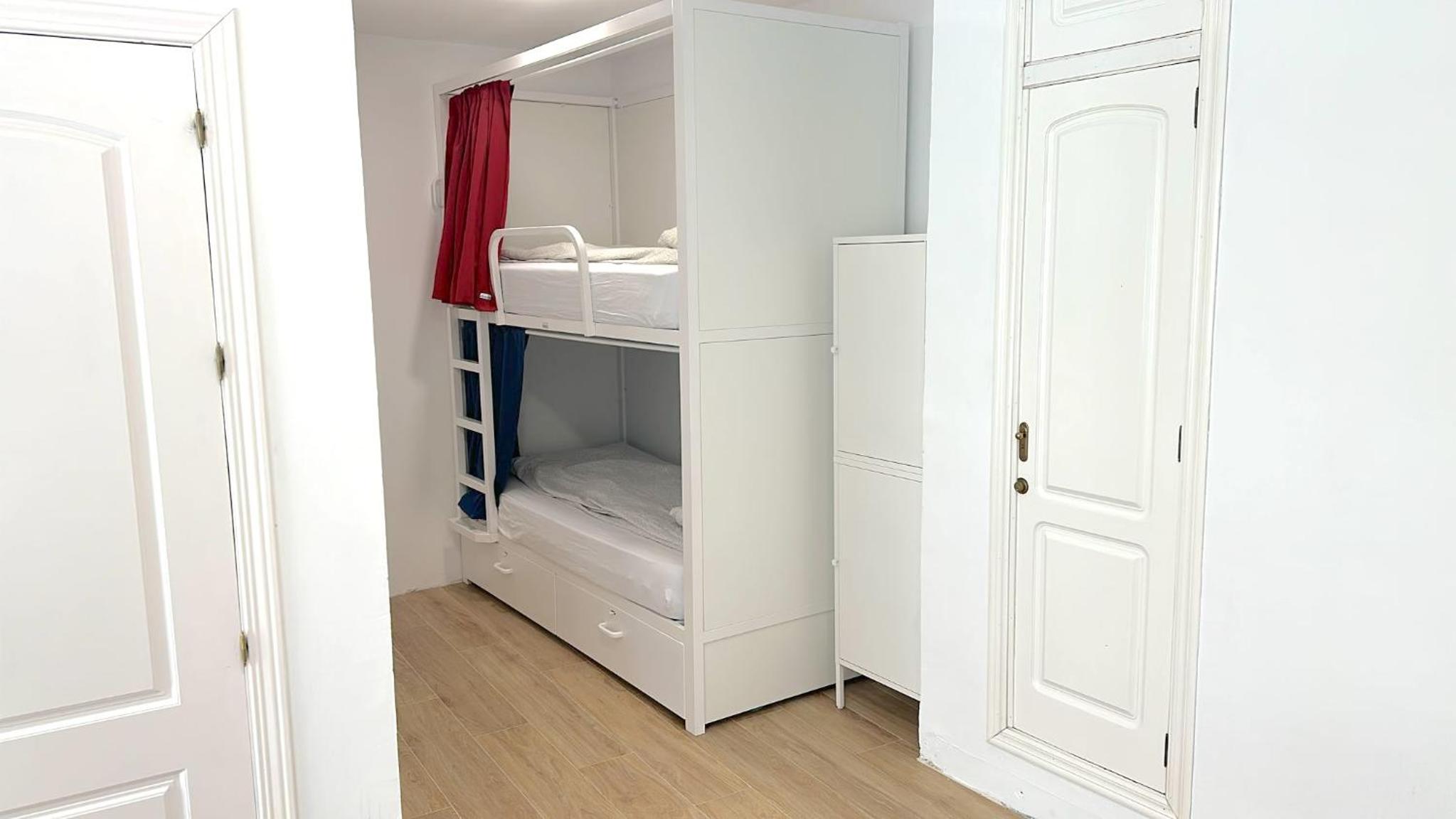 Cama individual en habitación compartida de 6 camas.