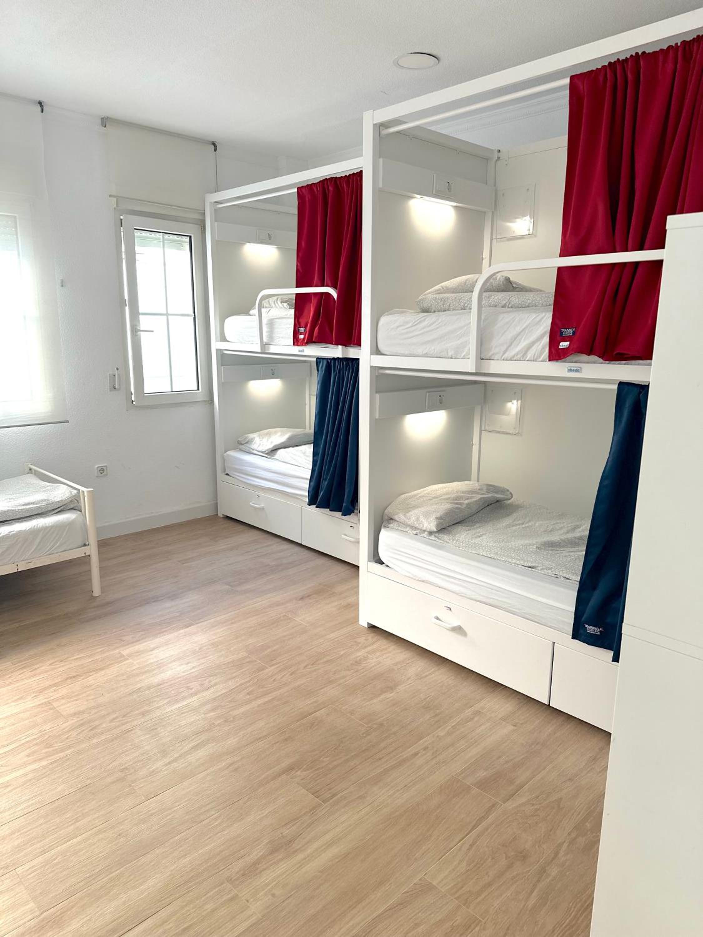 Cama en habitación compartida de 4 camas para mujeres.