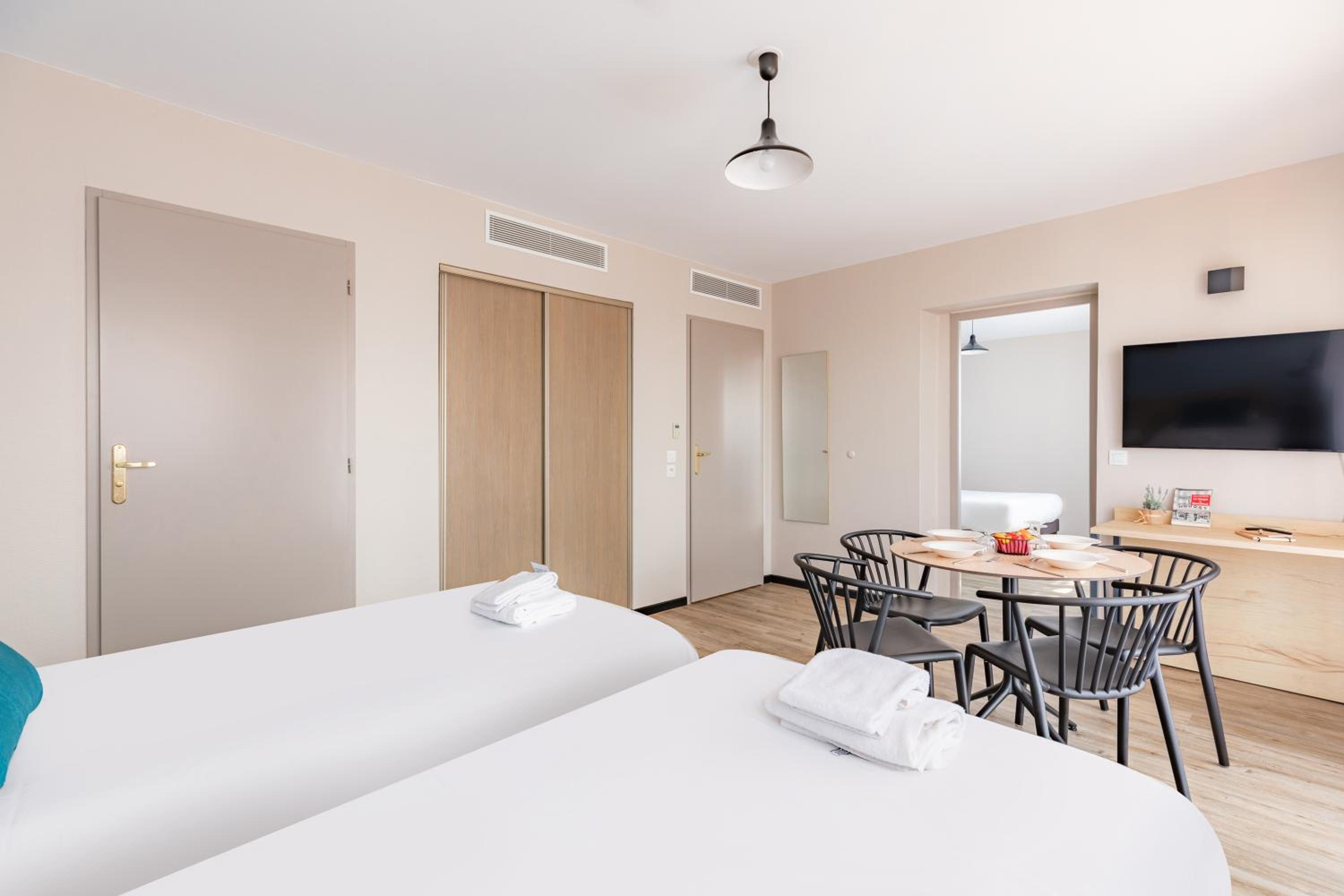 One-Bedroom Apartment - Photo 2
