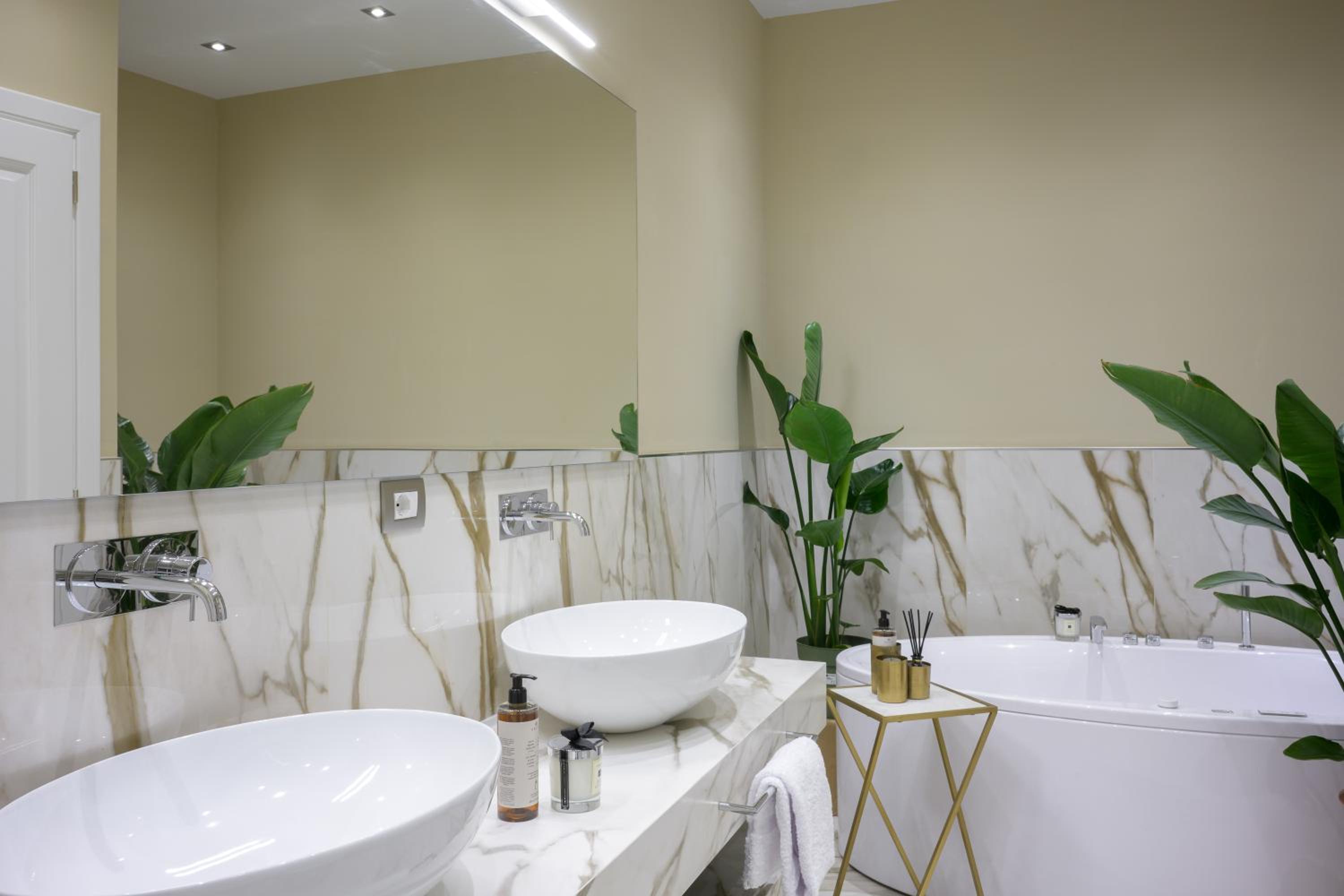 Deluxe Suite with Hydromassage Bathtub and Shower photo 3