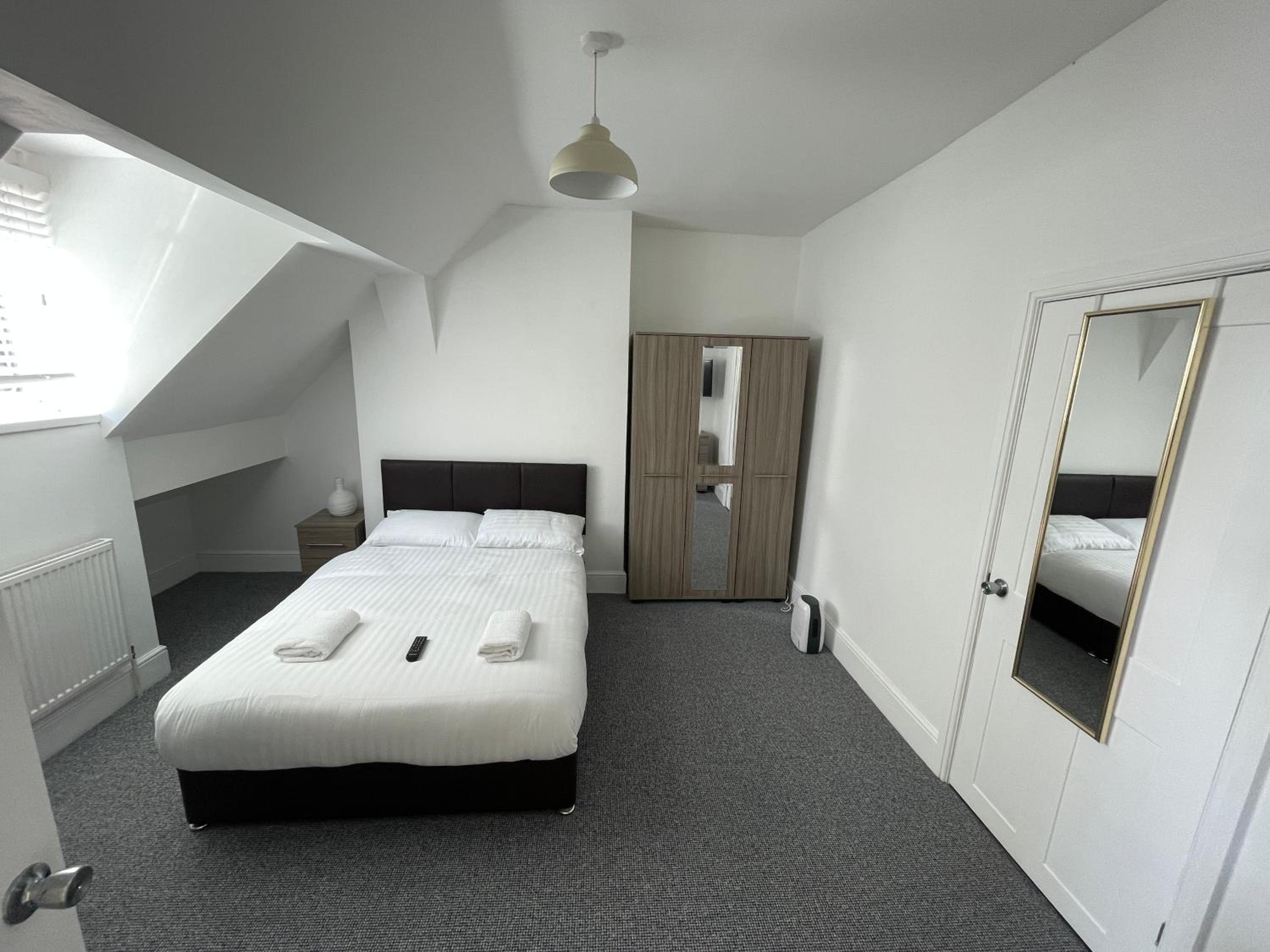 Double Room with Private Bathroom - Photo 8