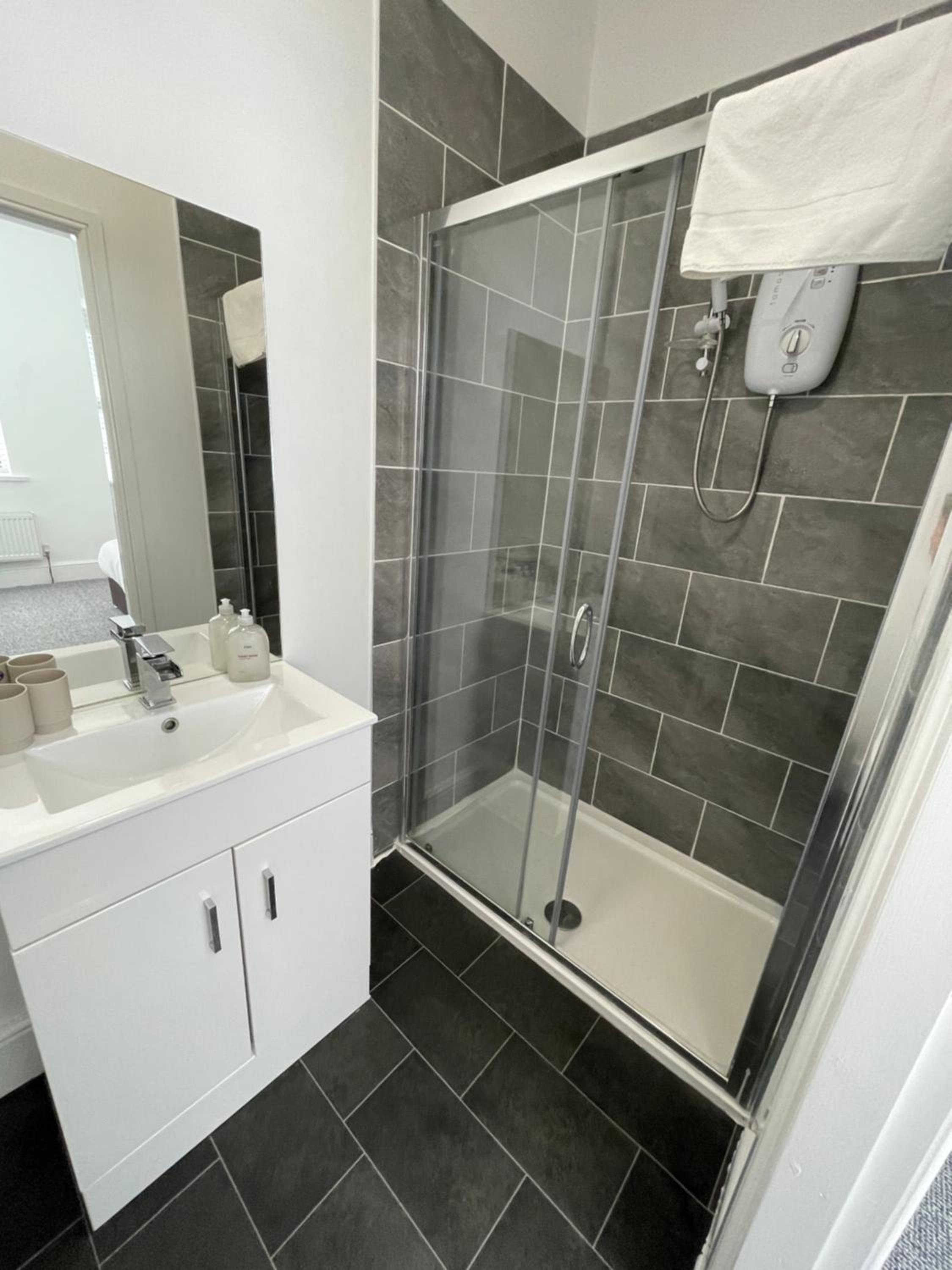 Double Room with Private Bathroom - Photo 10