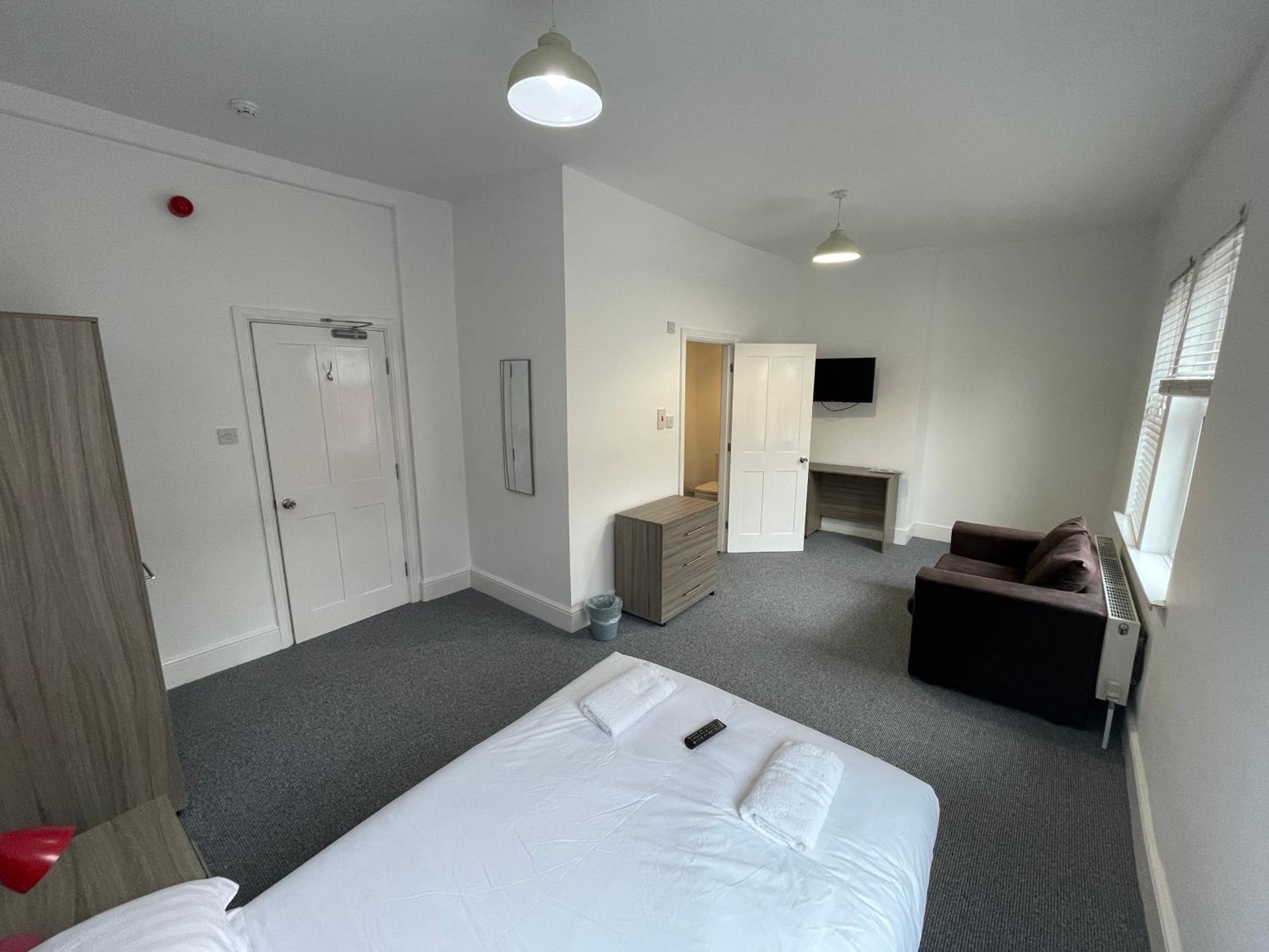 Double Room with Private Bathroom - Photo 4