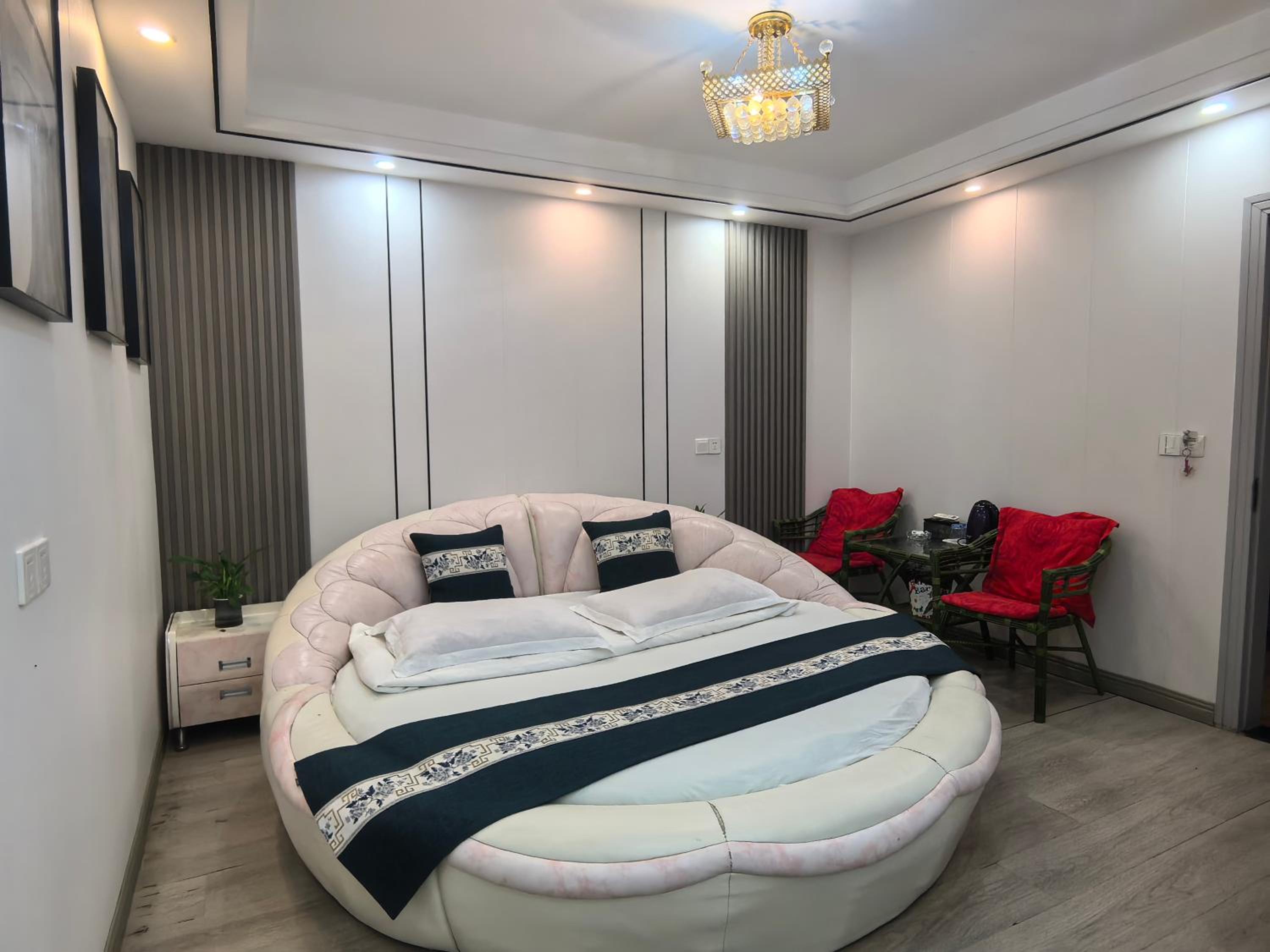 Deluxe Round Room photo 3