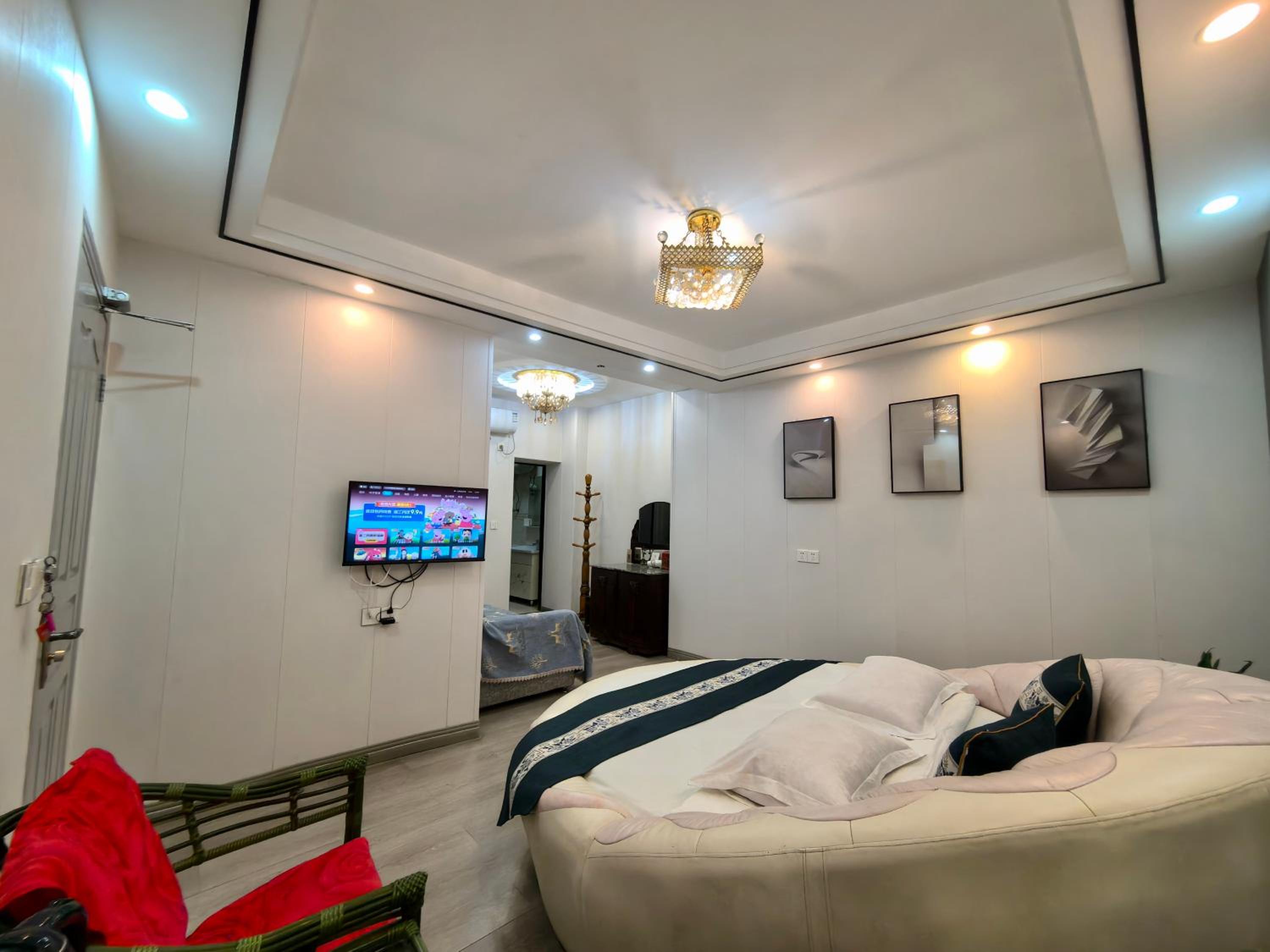 Deluxe Round Room photo 2