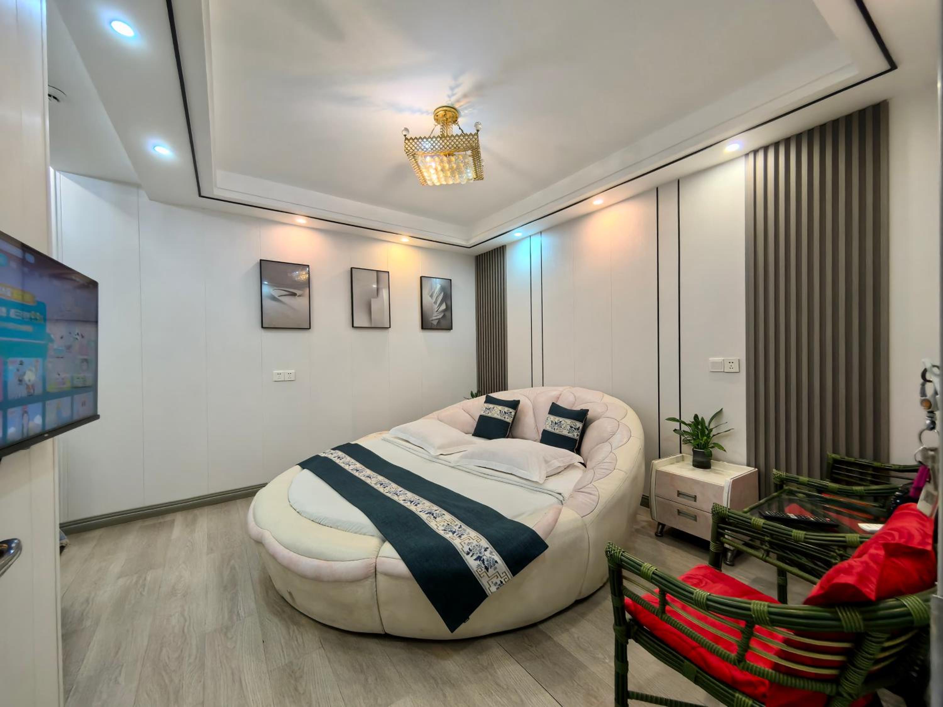 Deluxe Round Room photo 1