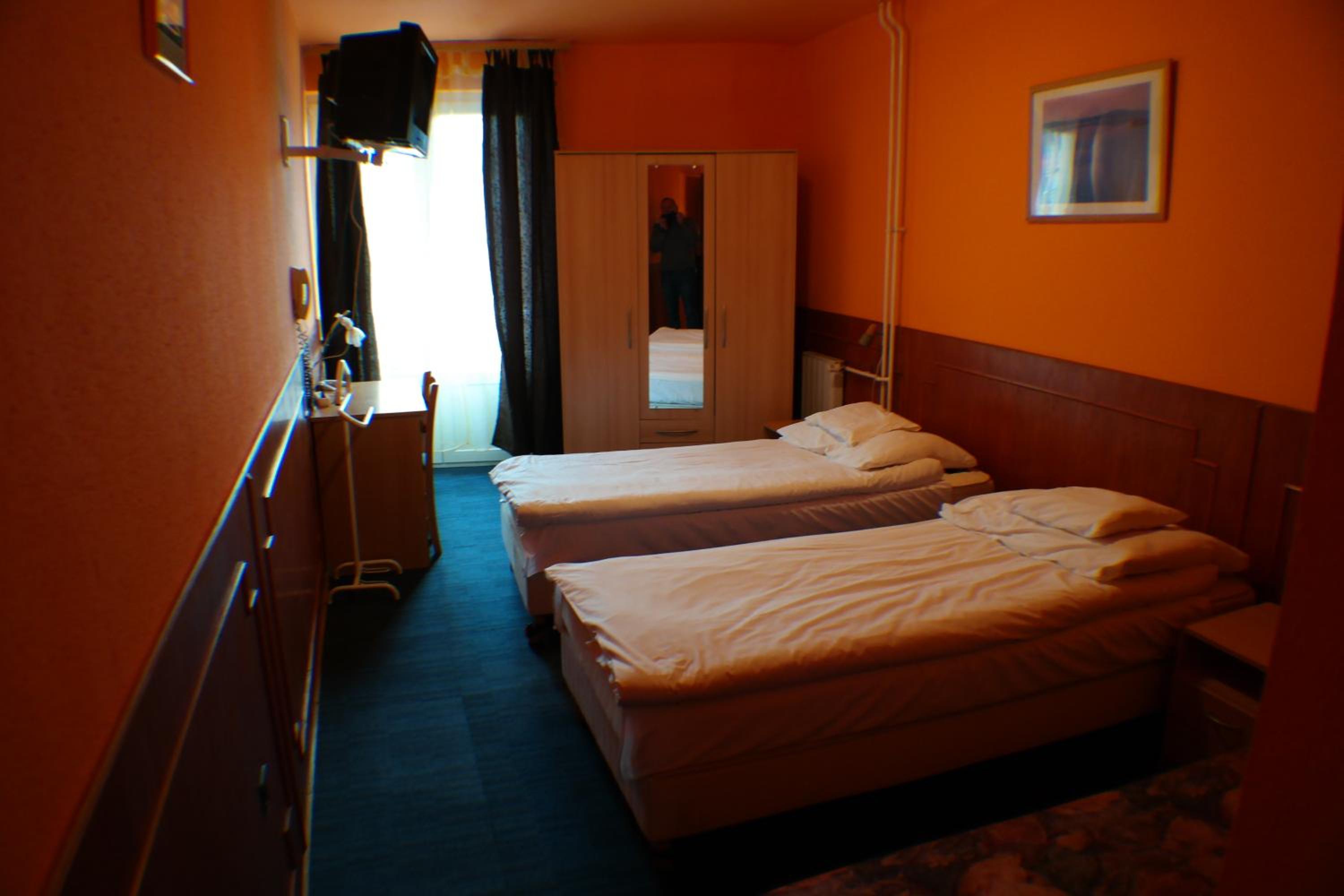 Double or Twin Room - Photo 3