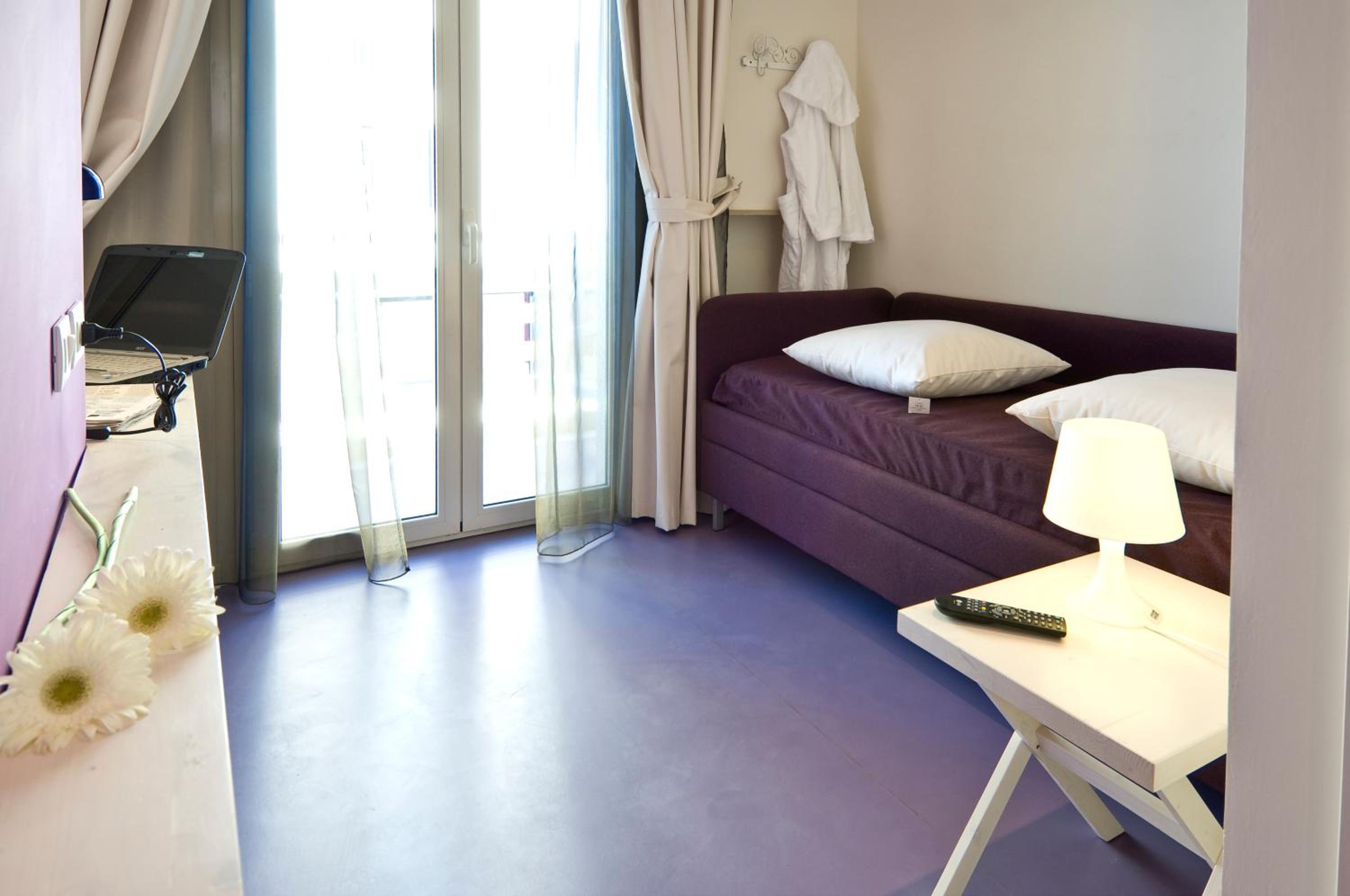 Junior Suite with Balcony - Photo 7