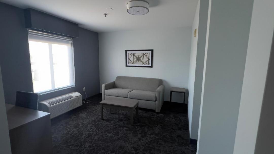 Deluxe King Suite