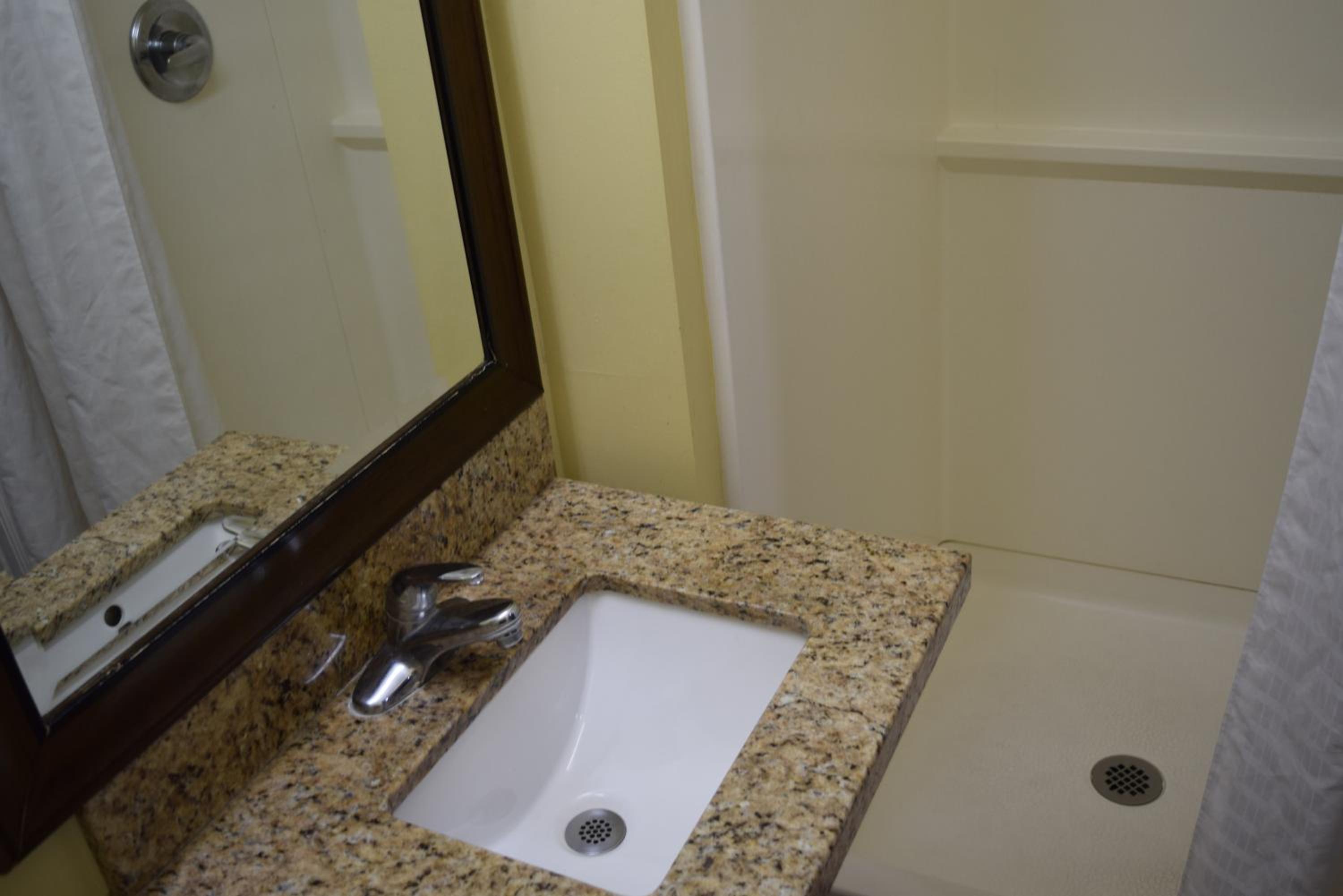 Queen Room - Photo 10