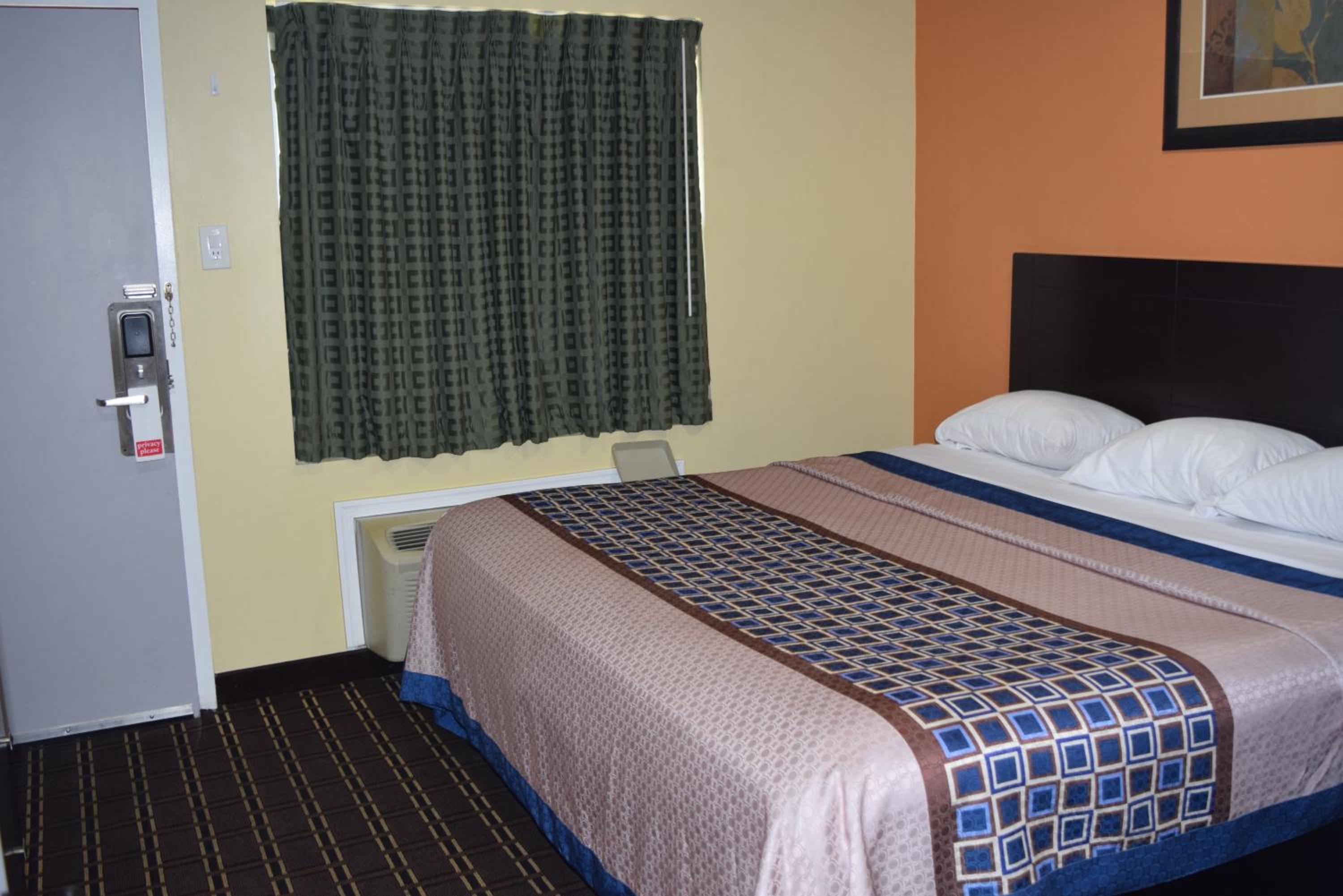 Queen Room - Photo 21