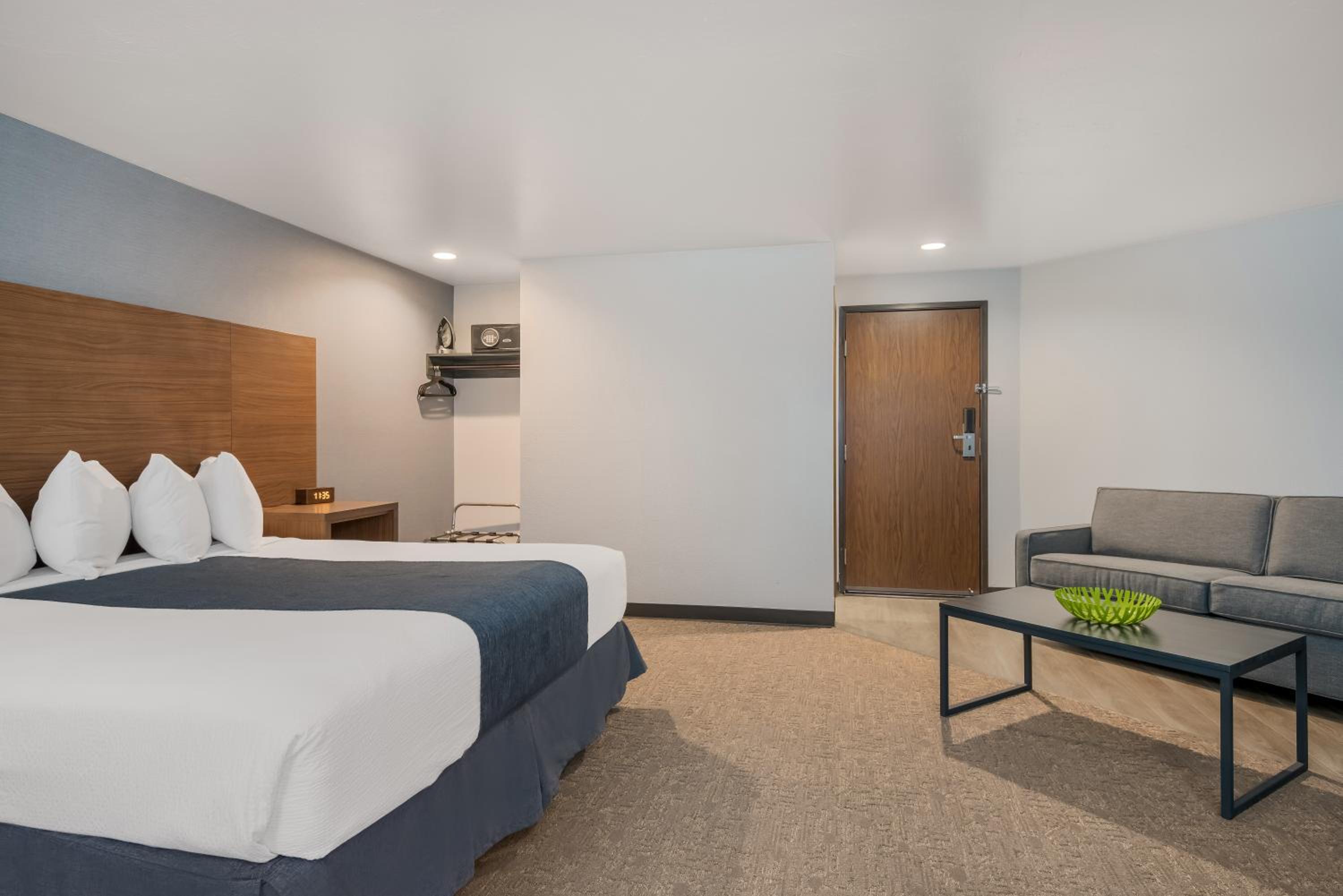 Franklin Building Studio King Suite with Sofa Bed photo 3