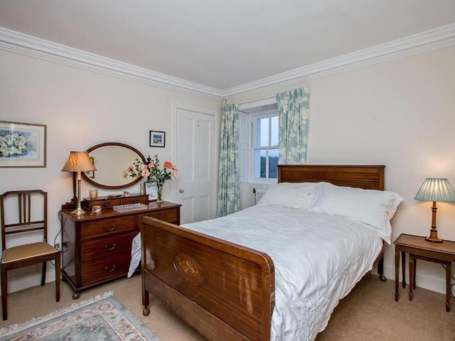 Eight-Bedroom House photo 1