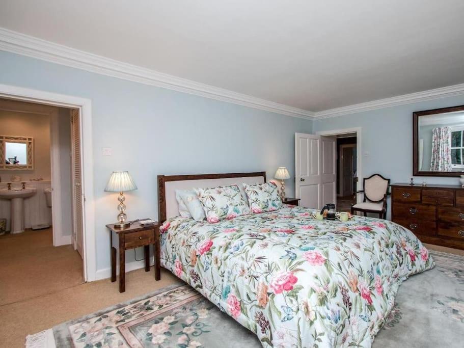 Eight-Bedroom House photo 2
