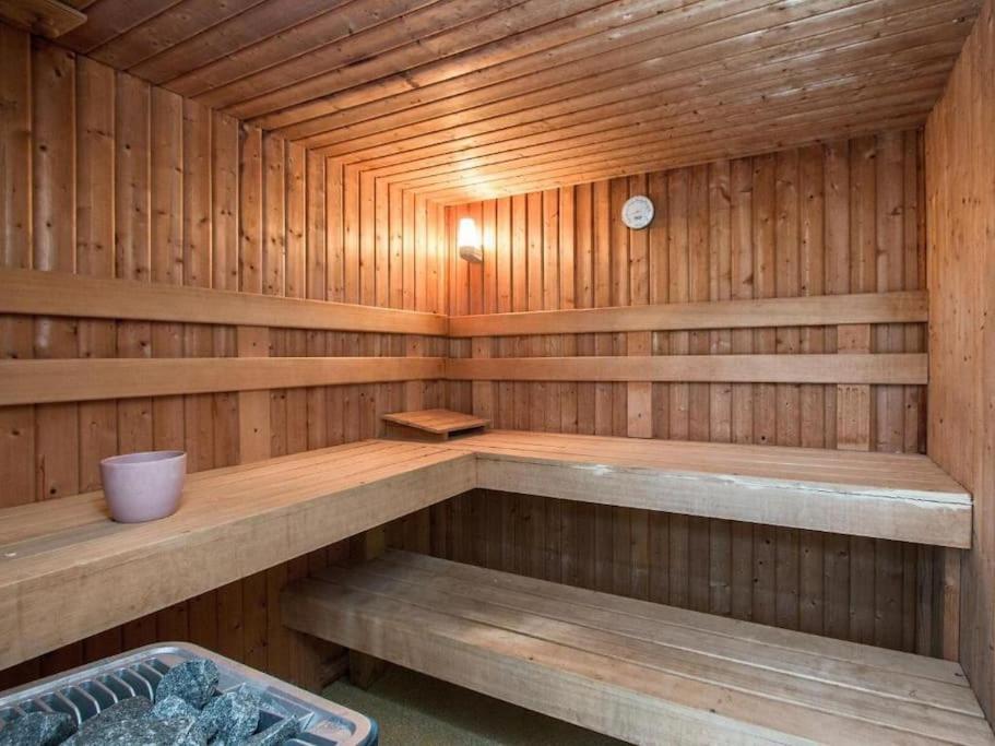 Eight-Bedroom House photo 3