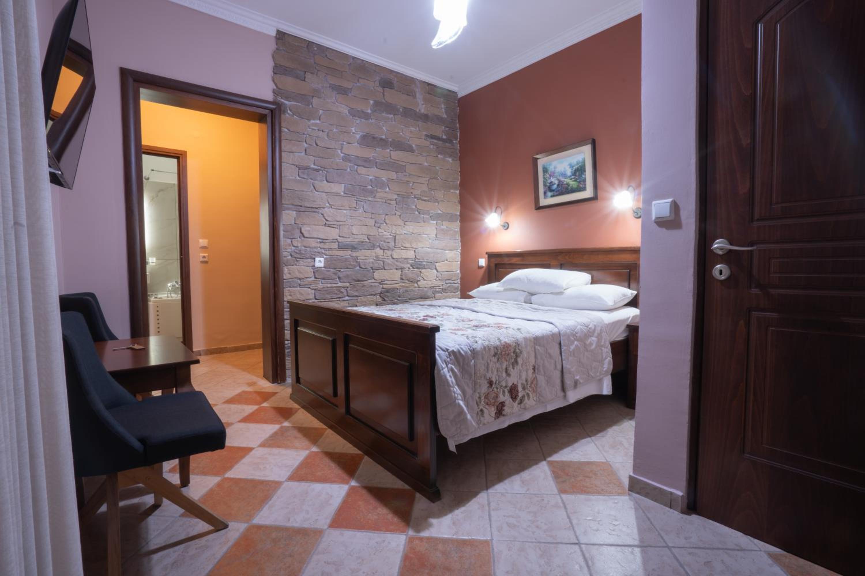Queen Room with Spa Bath
