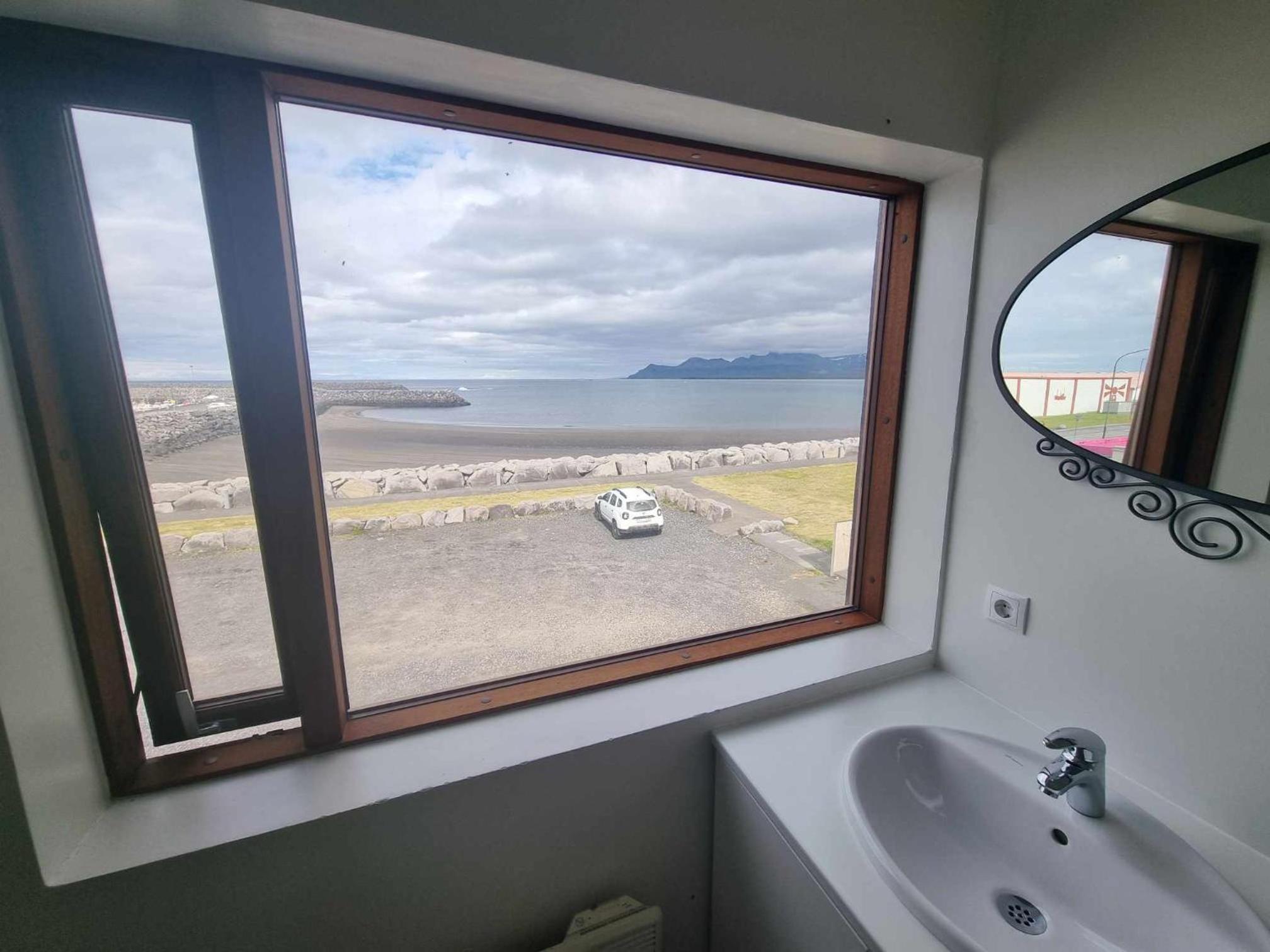 Standard Twin Room with Mountain View - Photo 17