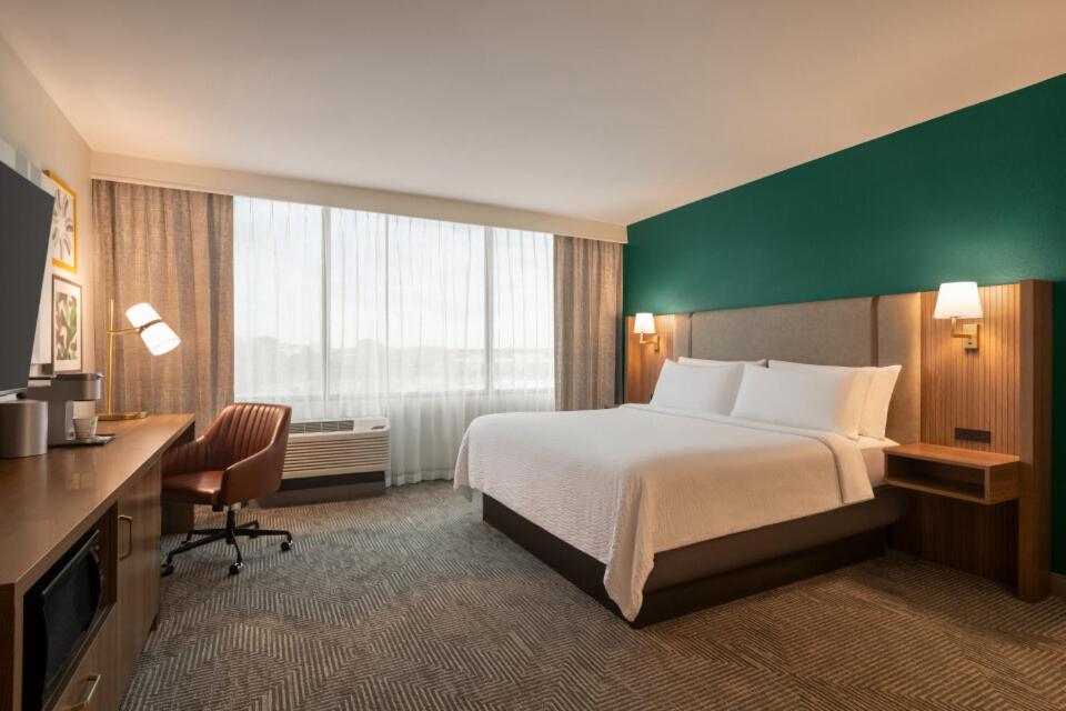 Queen Room with Shower - Communications/Mobility Accessible - Photo 1