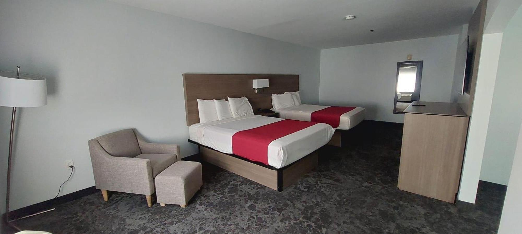 Deluxe Queen Suite photo 3