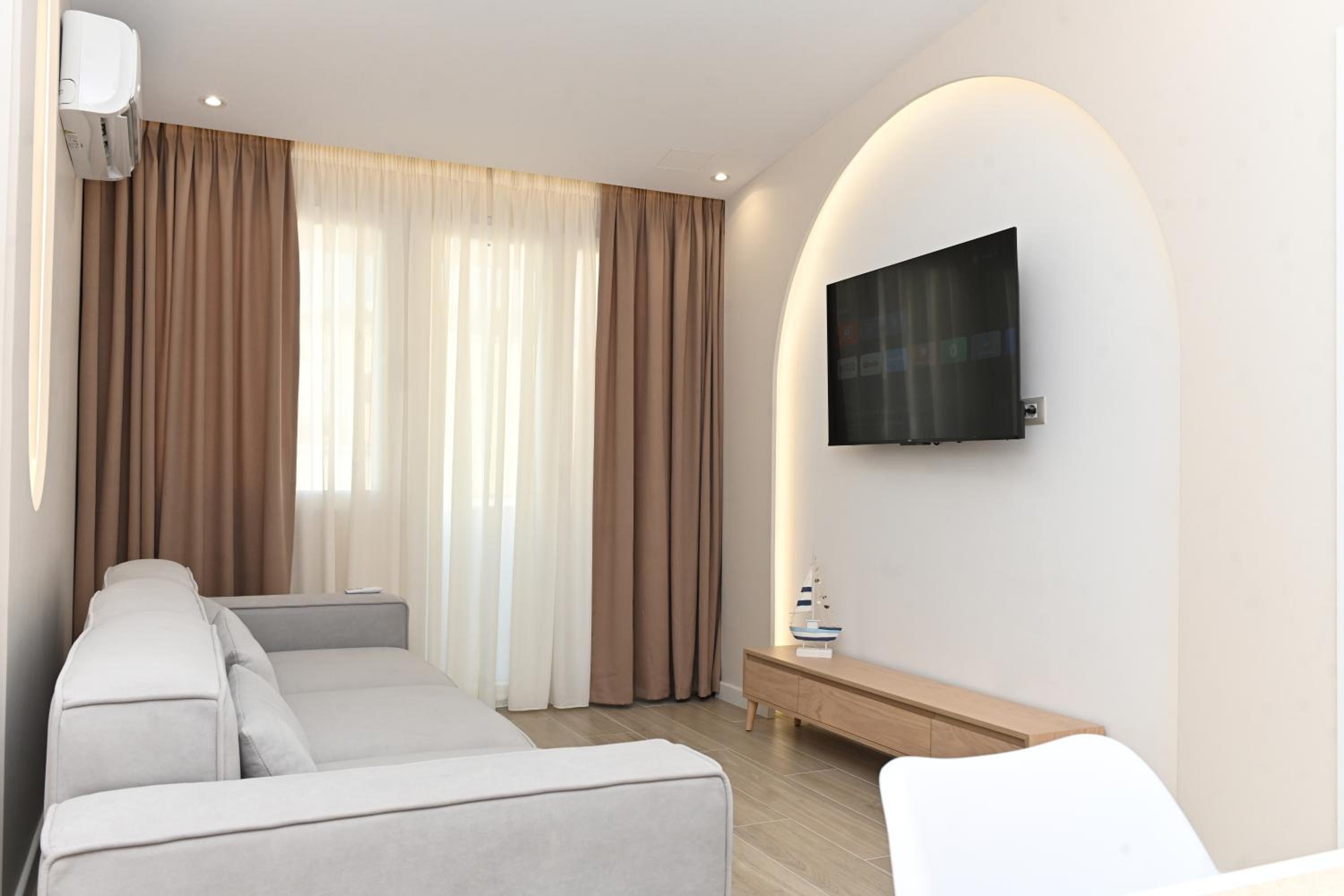 One-Bedroom Apartment - Sea Side