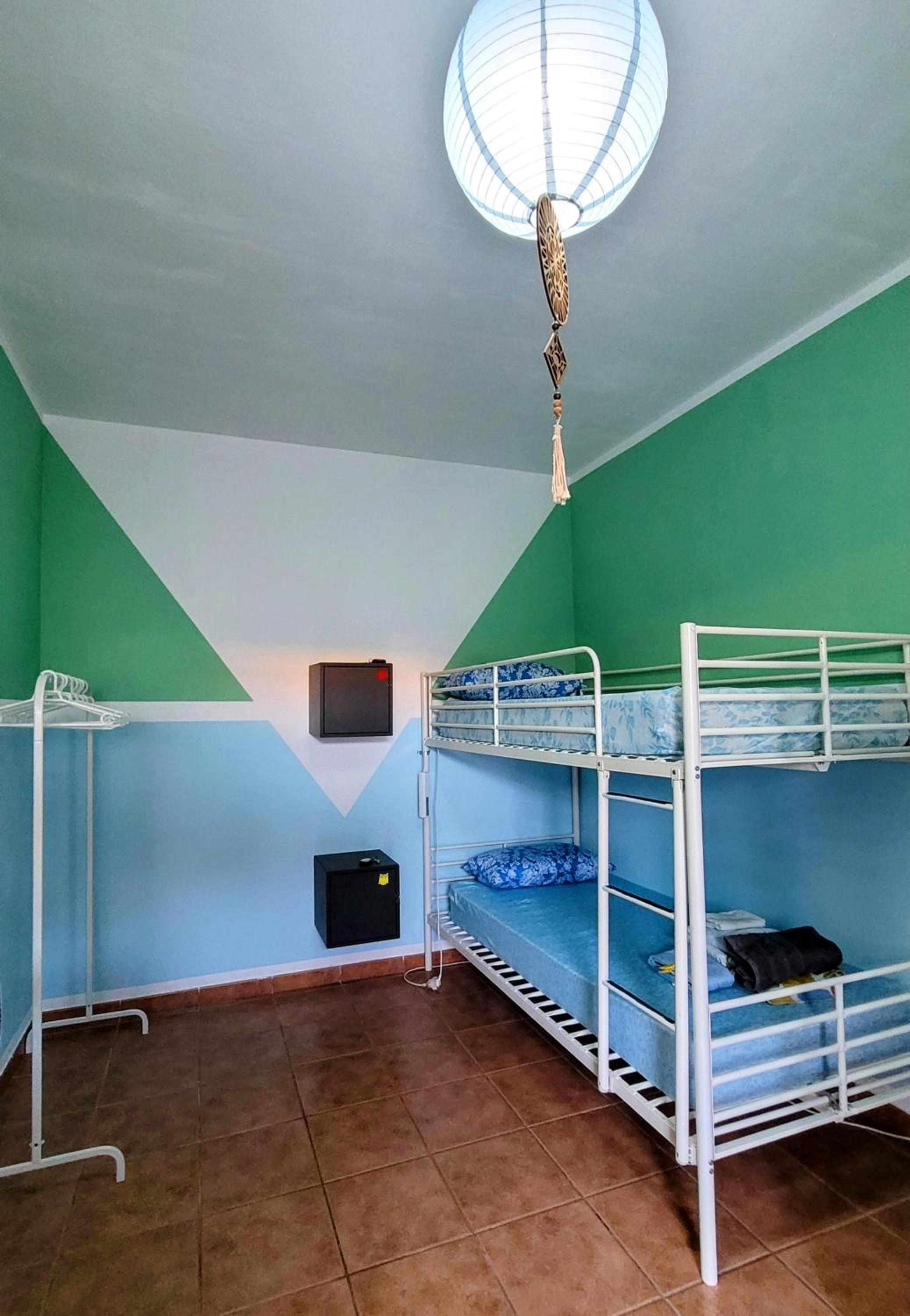 Litera en habitación compartida mixta