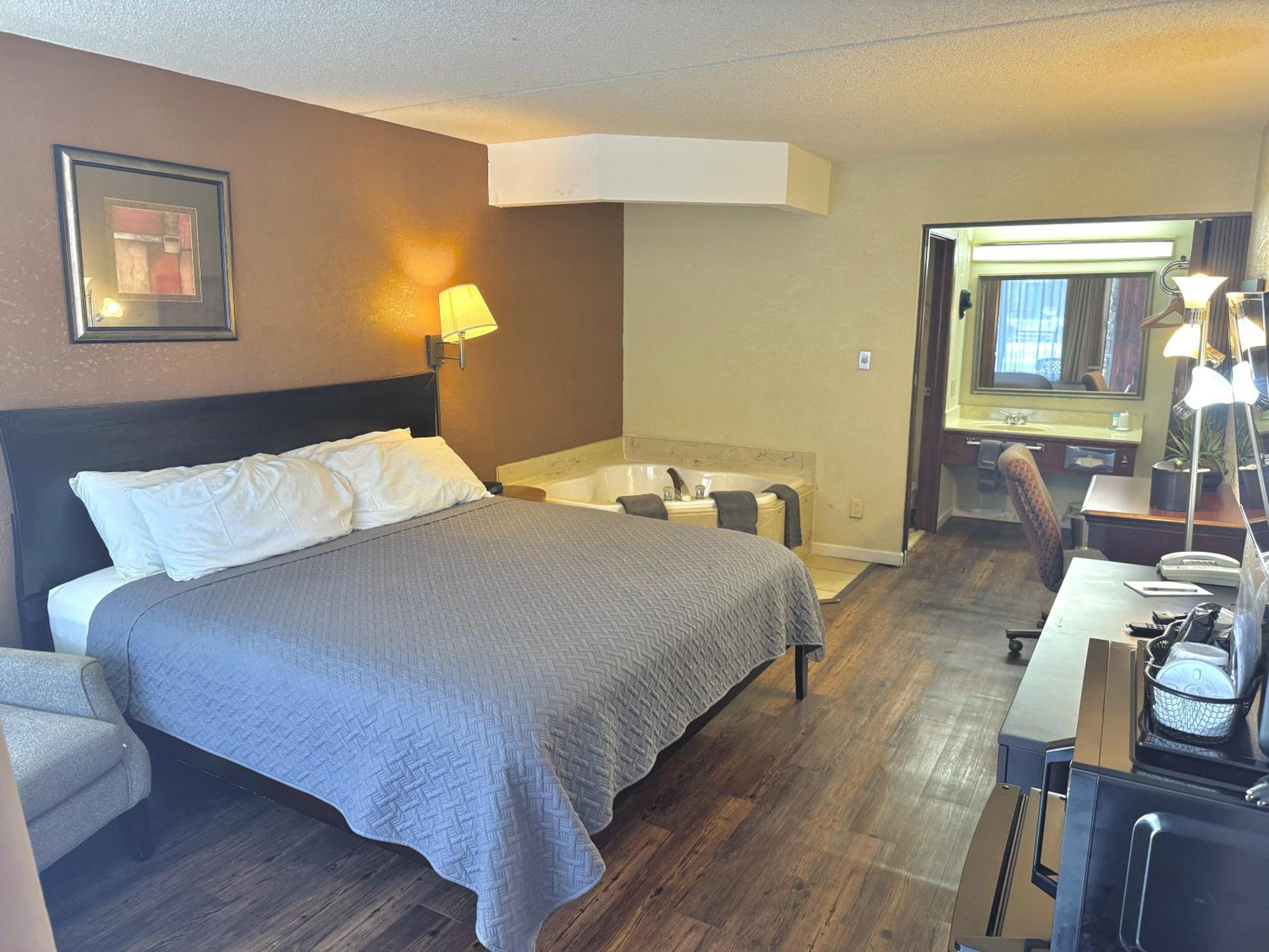 Deluxe King Suite photo 1